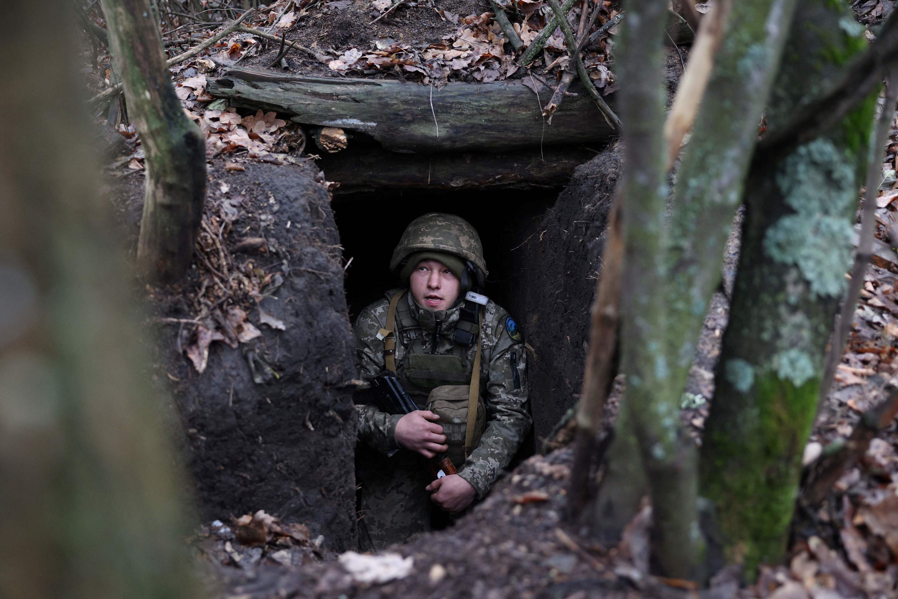 Un militar ucraniano, en un refugio subterr