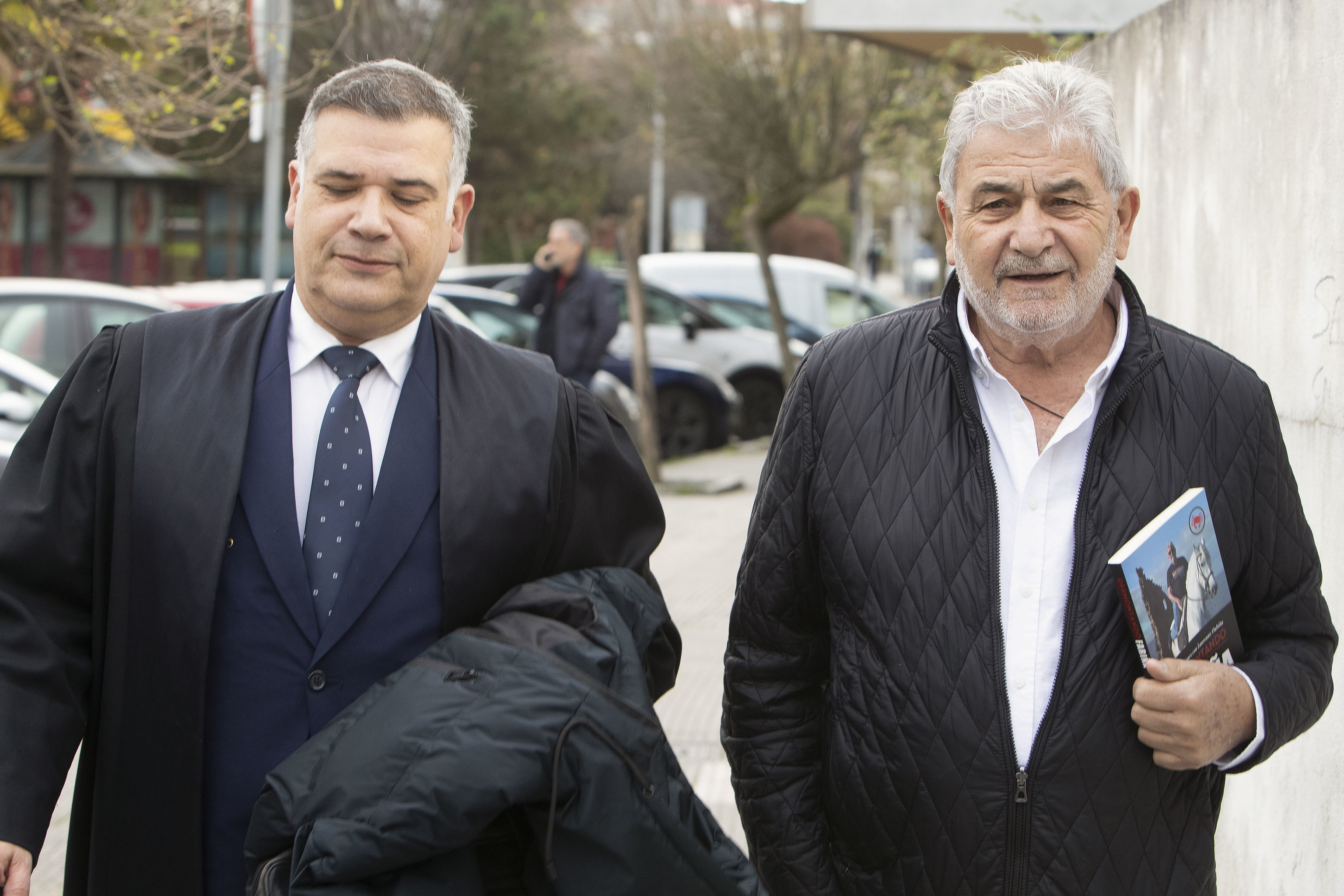 Laureano Oubia (dcha.), junto a su abogado, a su llegada a los juzgados de Vilagarca de Arousa.