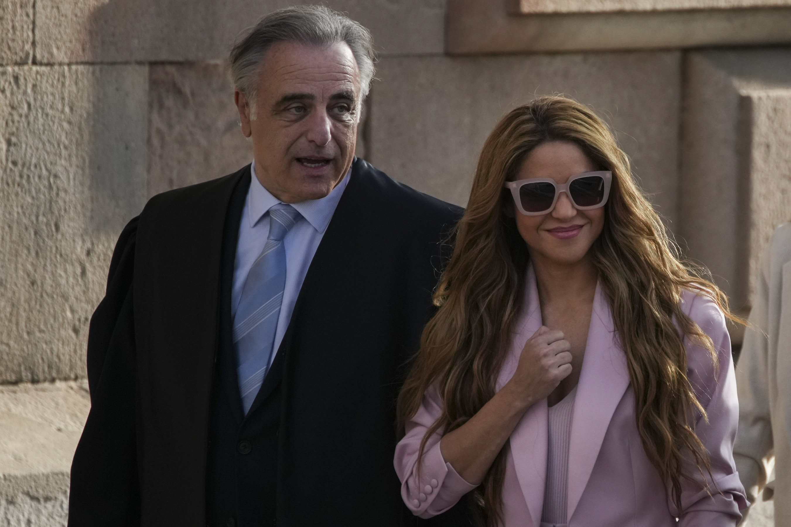 Shakira junto a uno de sus abogados llegando a la Audiencia de Barcelona.