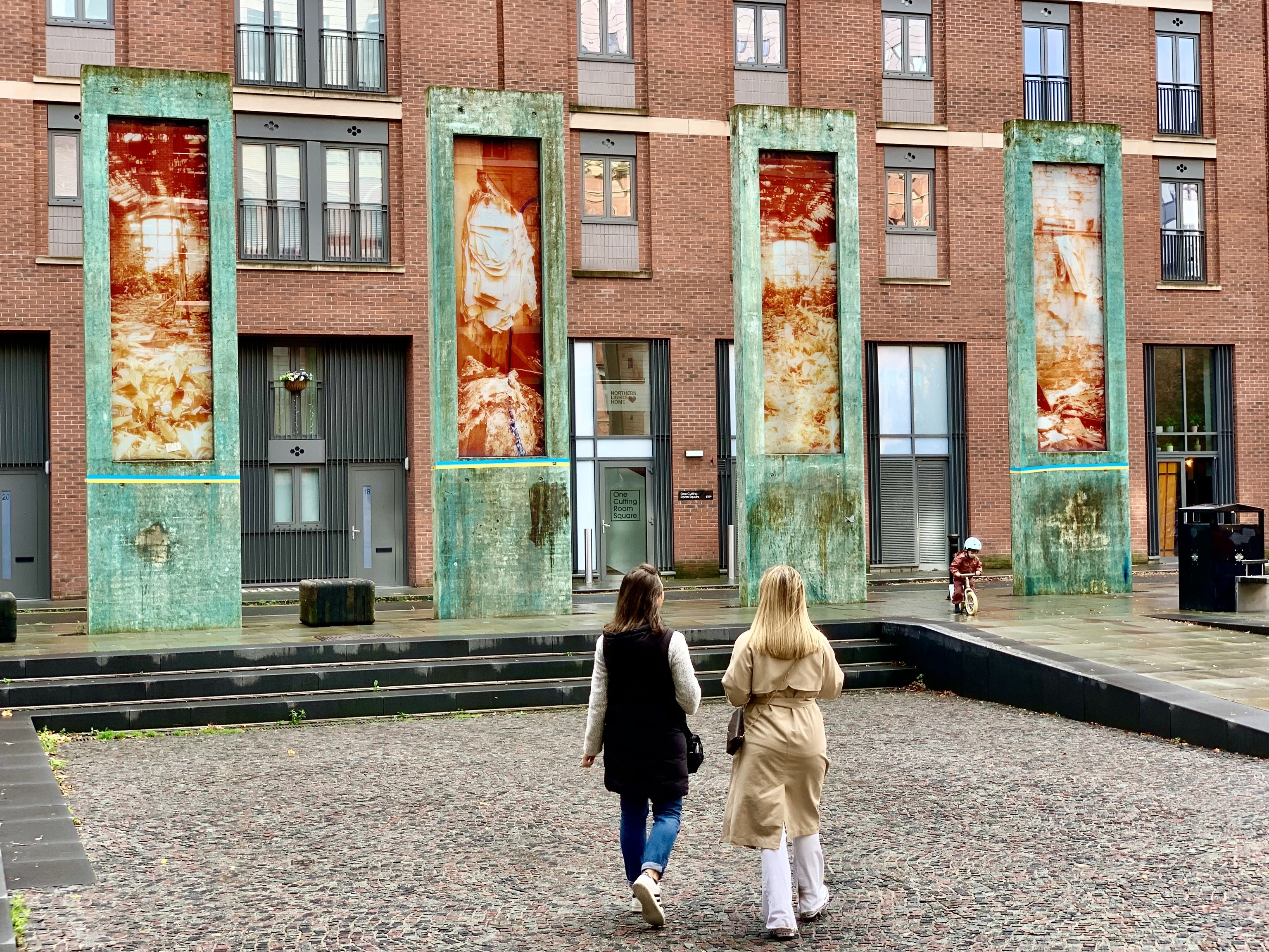 Dos chicas pasean por Cutting Rooms Square.
