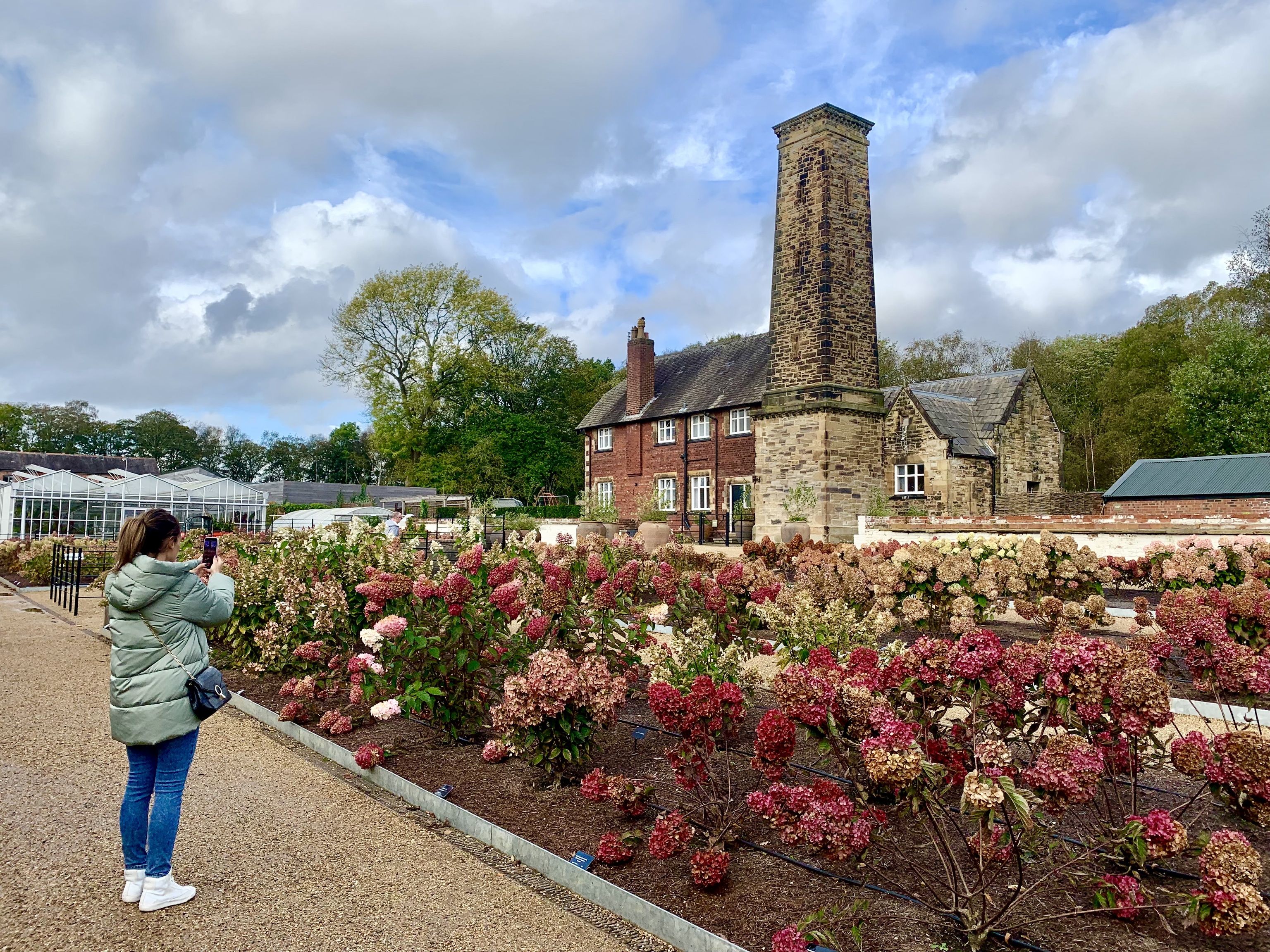 Una visitante toma una fotografía en el RHS Garden Bridgewater.