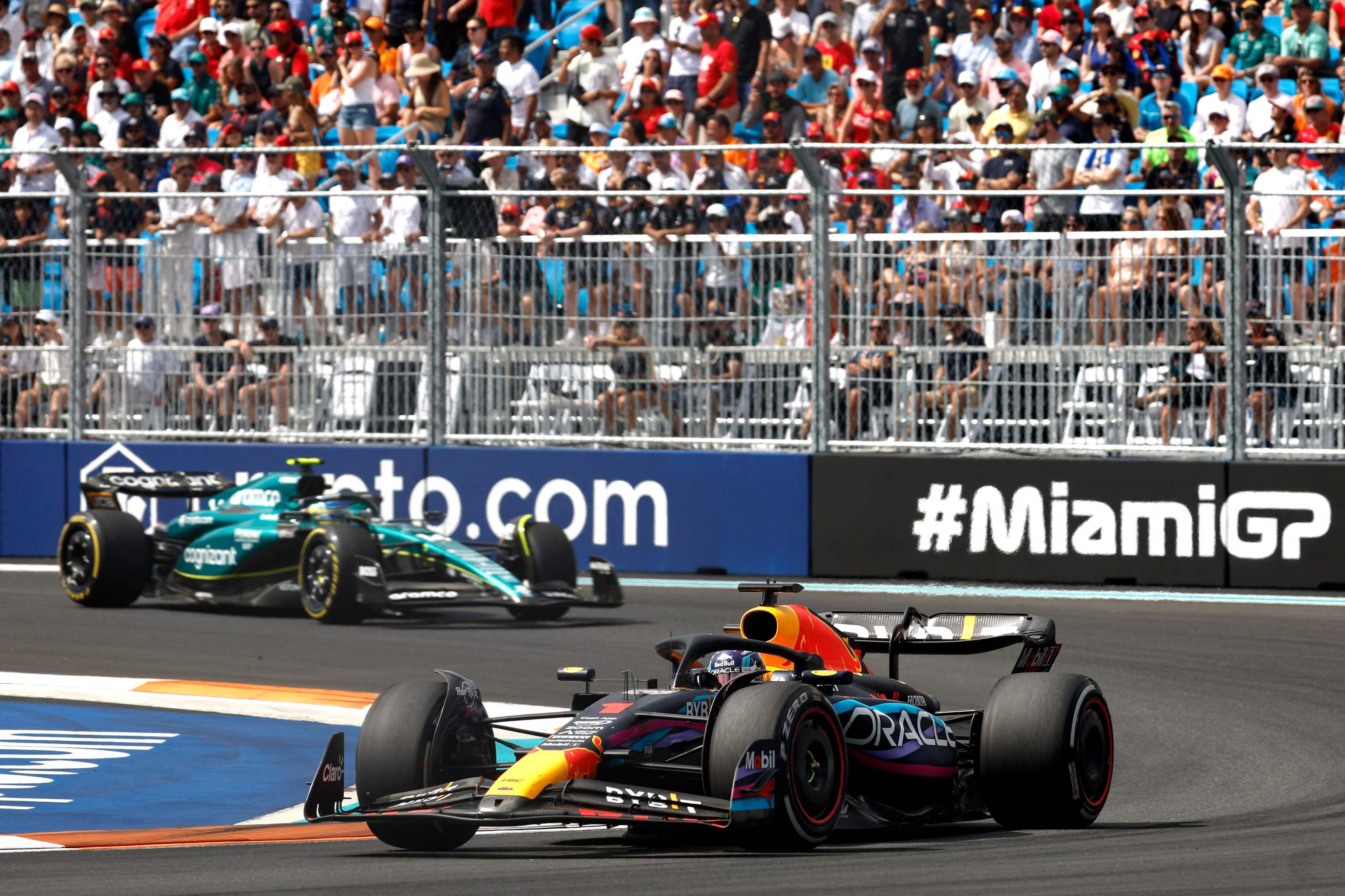 El Red Bull de Verstappen, perseguido por el Aston Martin de Fernando Alonso, en el último Gran Premio de Miami.