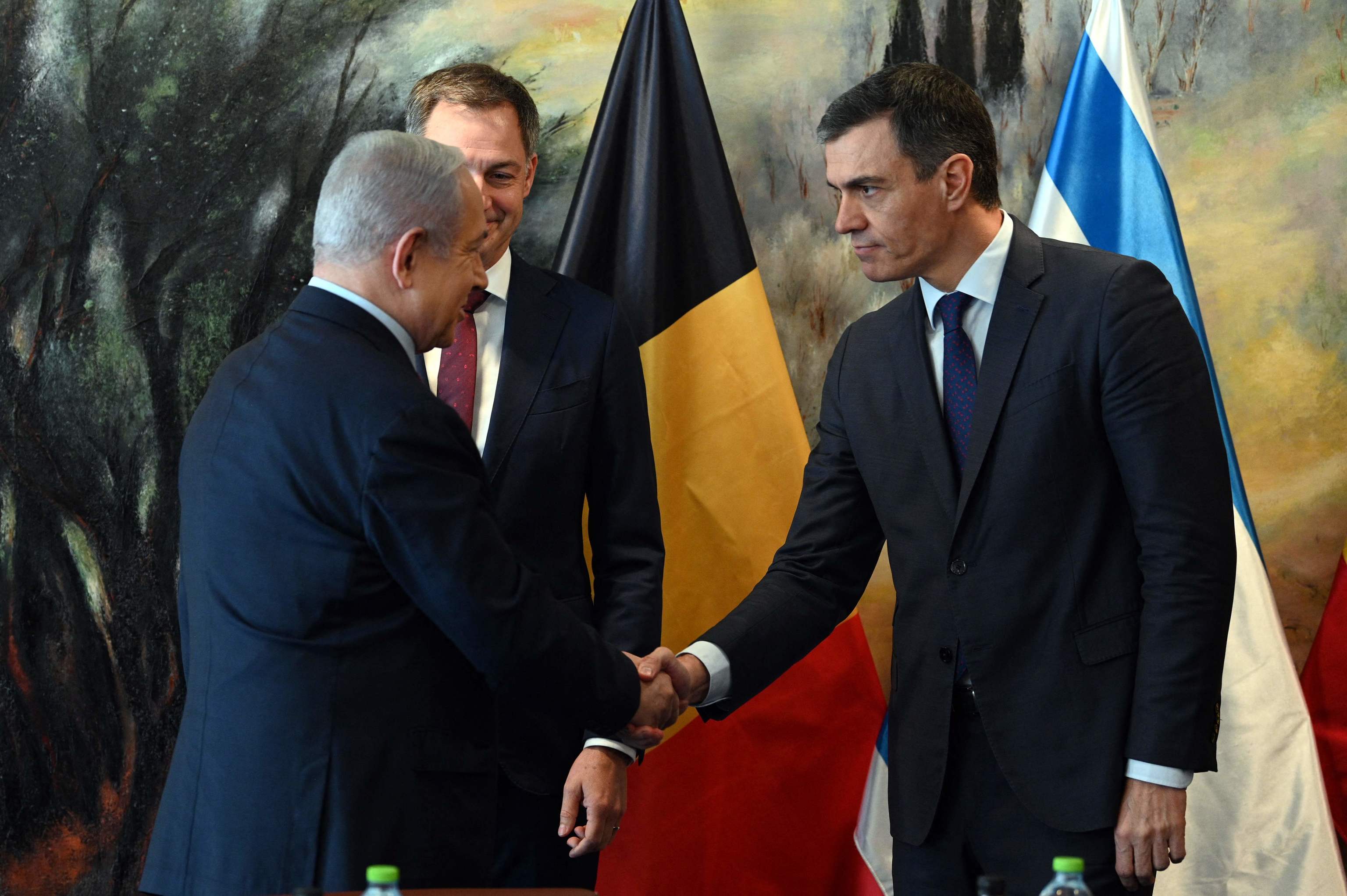 Pedro Sánchez estrechando la mano al presidente israelí Netanyahu