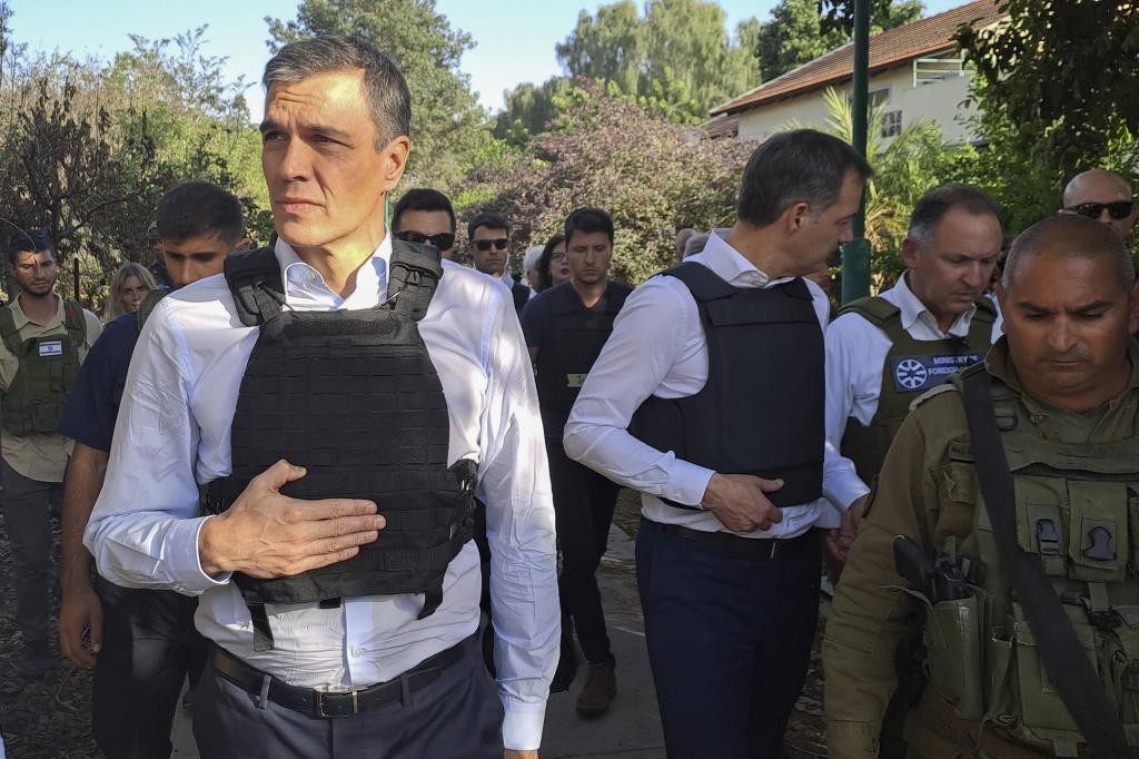 Pedro Sánchez y el primer ministro belga, Alexander de Croo durante una visita al kibutz atacado por Hamas..