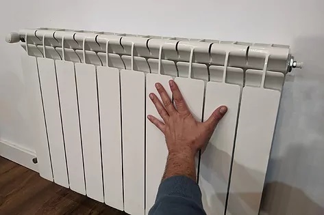 Comprobando la distribucin del calor de un radiador.