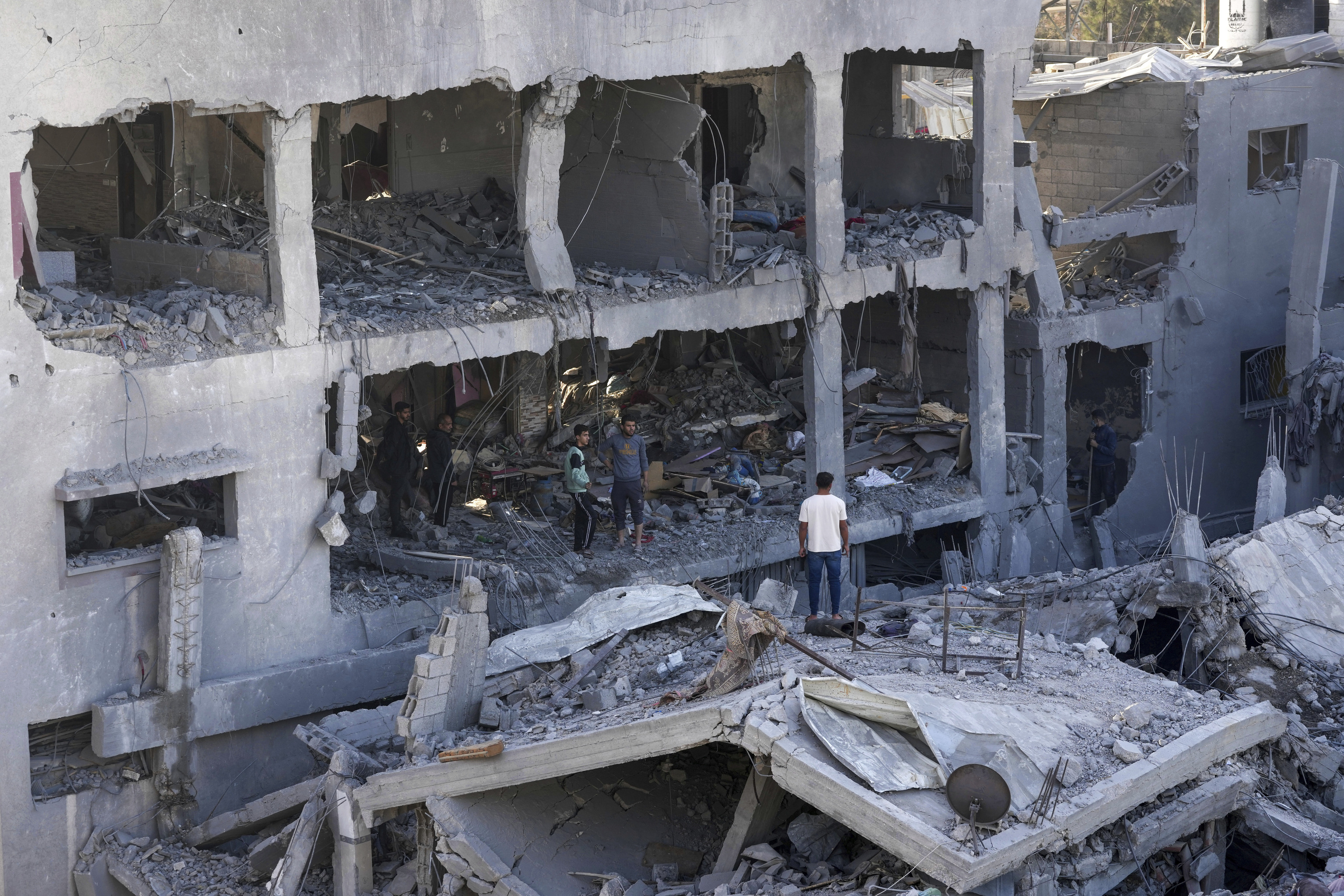 Palestinos inspeccionan un edificio bombardeado en Gaza.