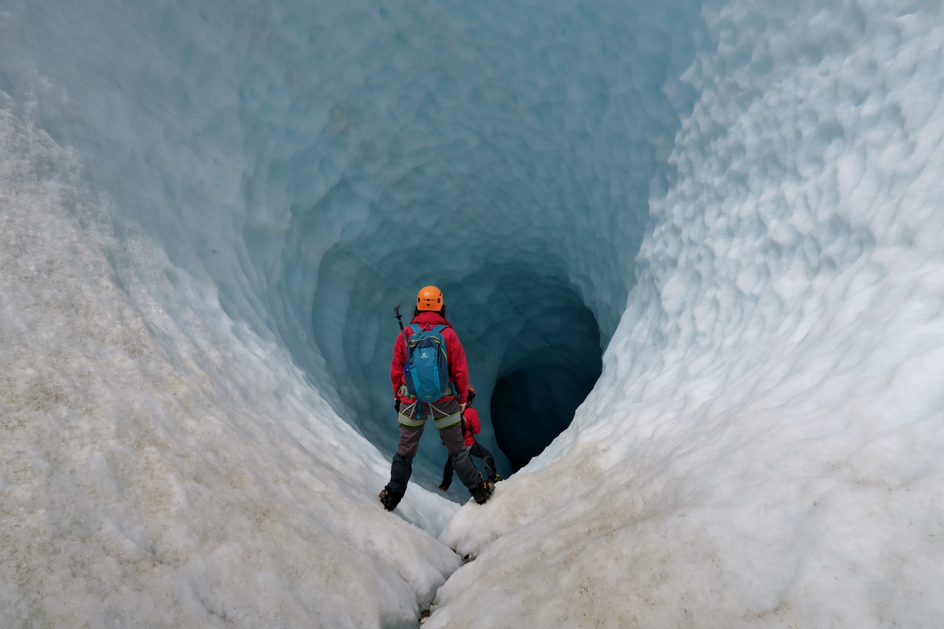 Una cueva visitable en el glaciar Exploradores.