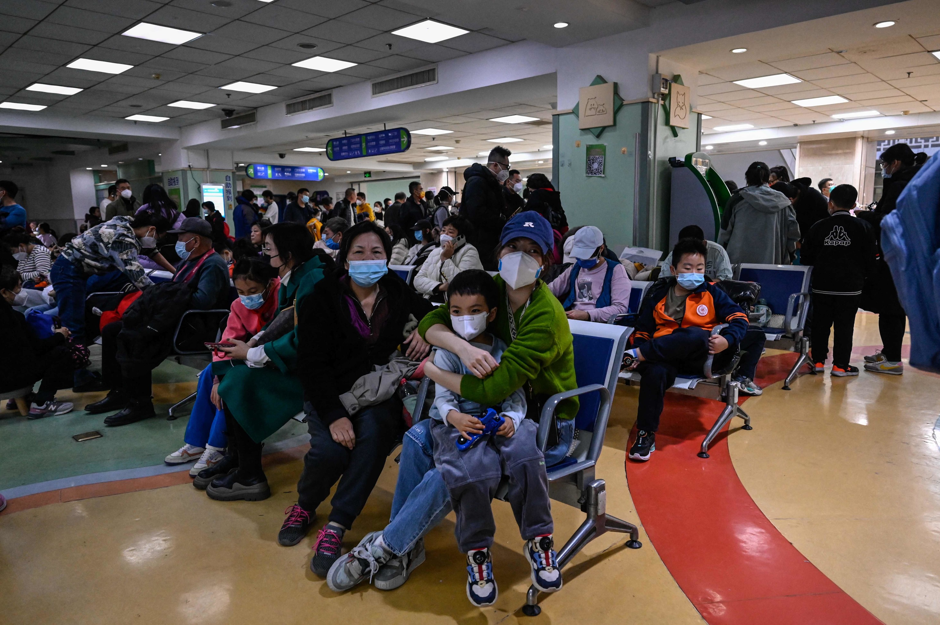 Los niños y sus padres esperan en el área ambulatoria del hospital infantil en Beijing.
