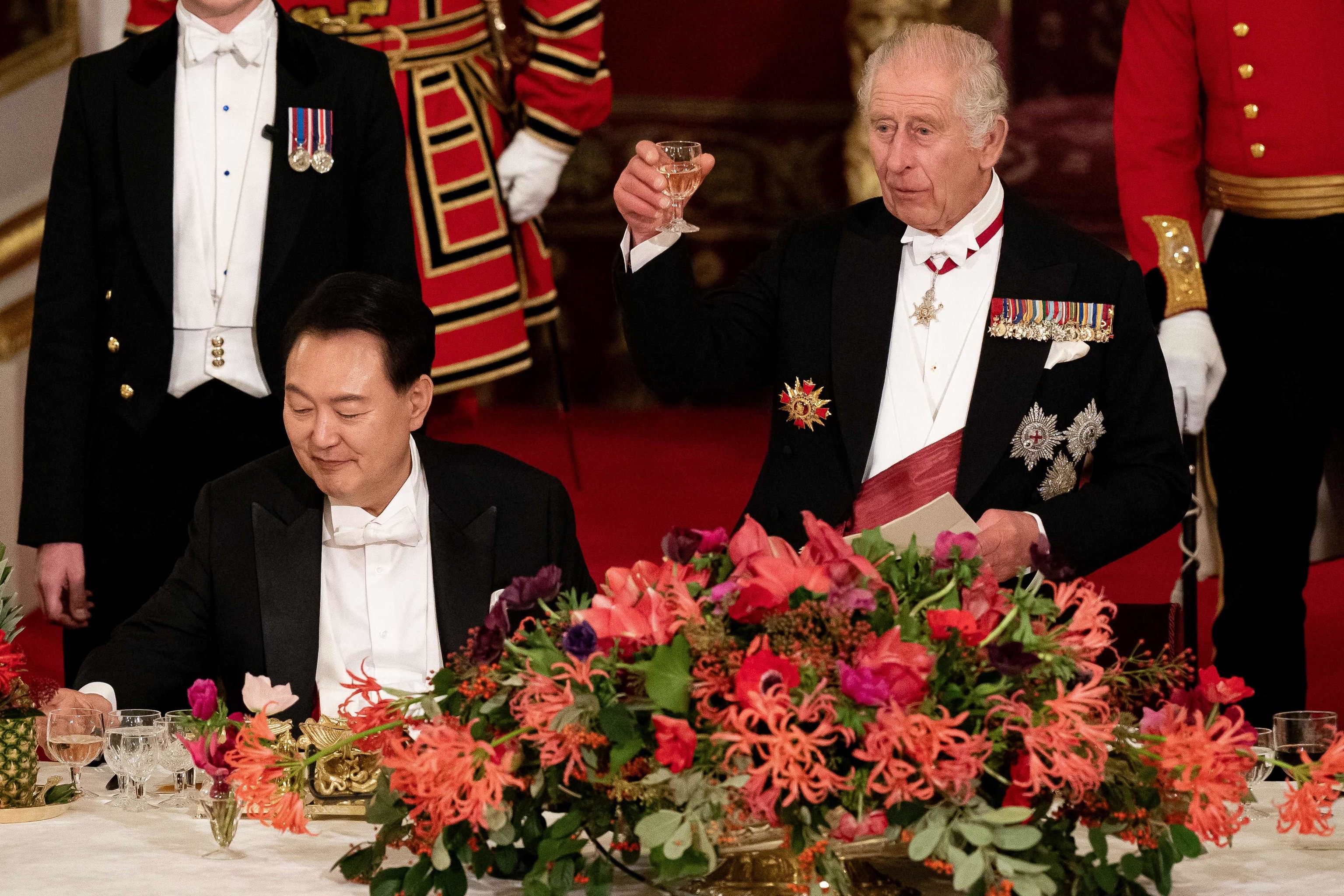 El rey Carlos III con el presidente surcoreano.