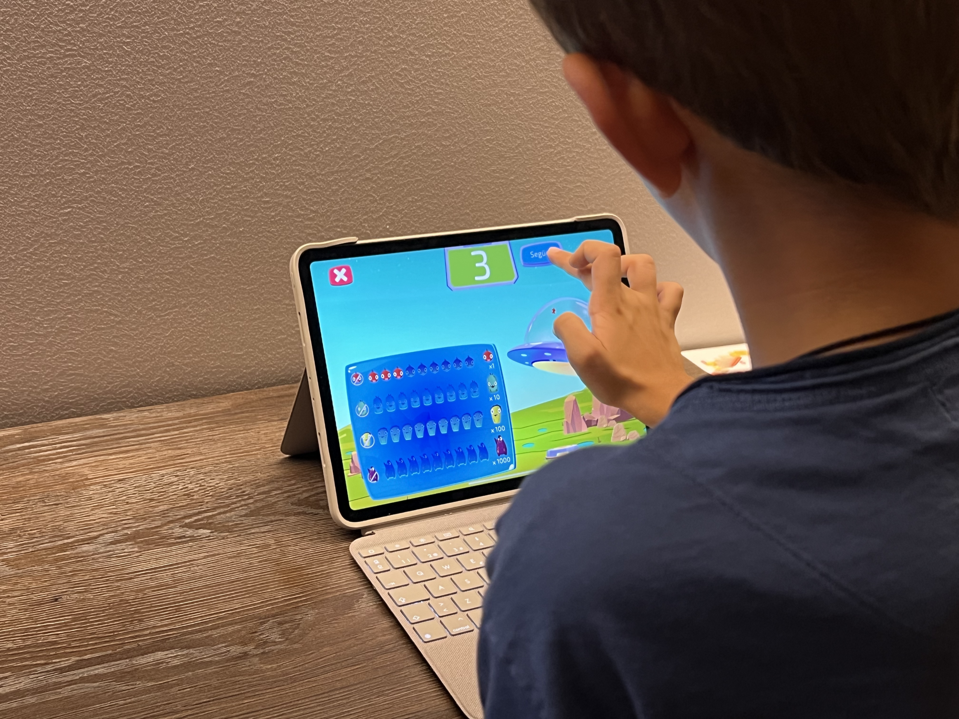 Un niño 'juega' con uno de los test de NeurekaLab diseñada para poner sobre la pista de dificultades de aprendizaje.