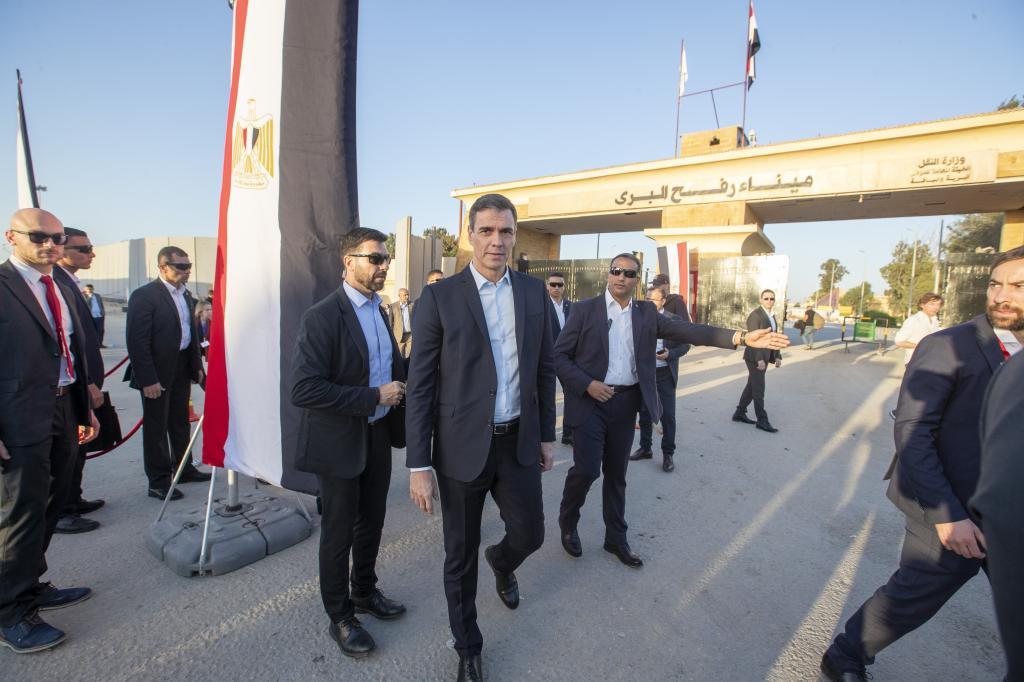 El presidente espaol, Pedro Snchez, antes de dar su rueda de prensa, ayer, en el paso de Rafah que une Egipto con la Franja de Gaza.