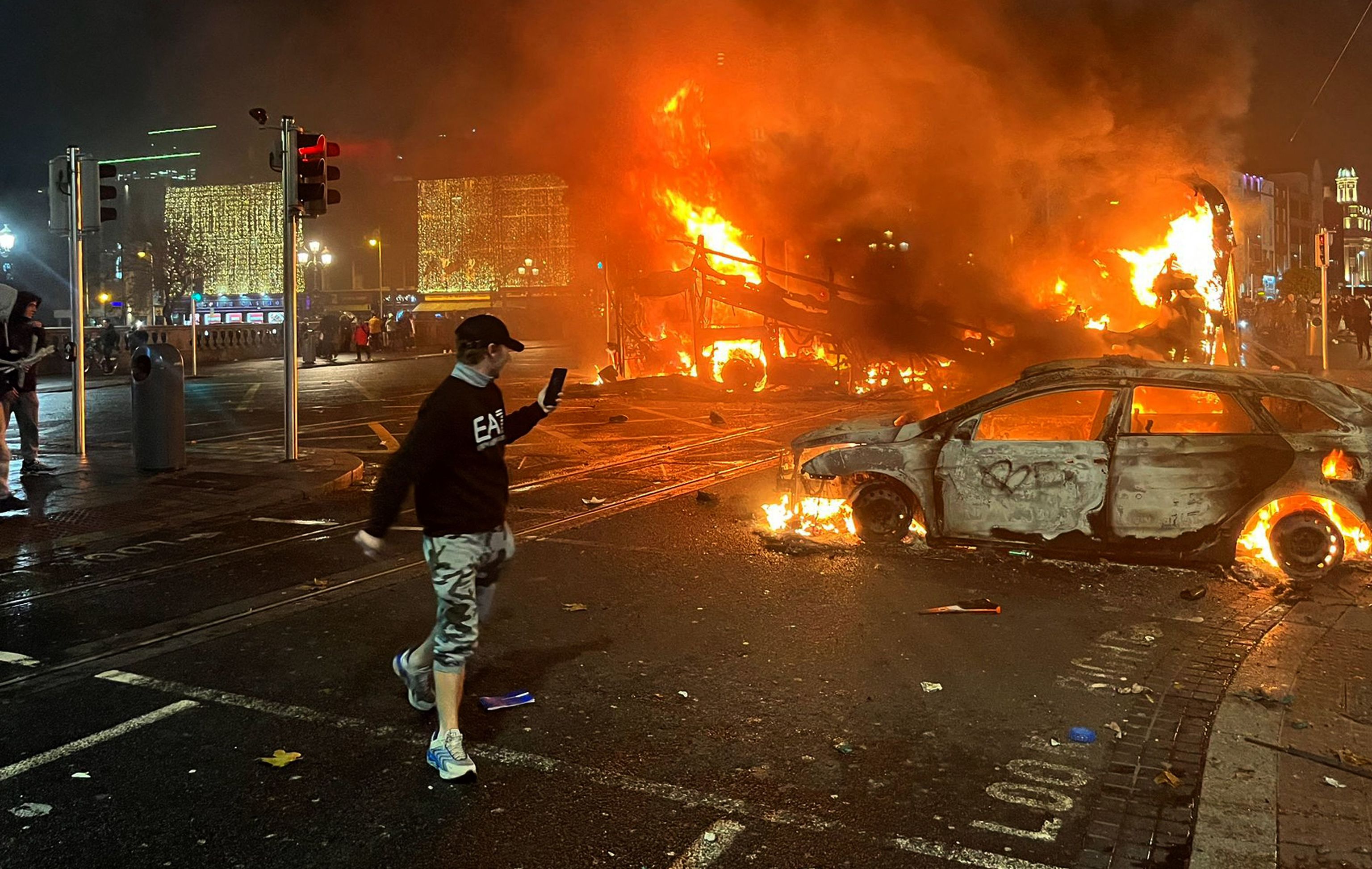 Disturbios en Dublín: «La policía dejó la ciudad en manos de una turba alimentada por el odio»