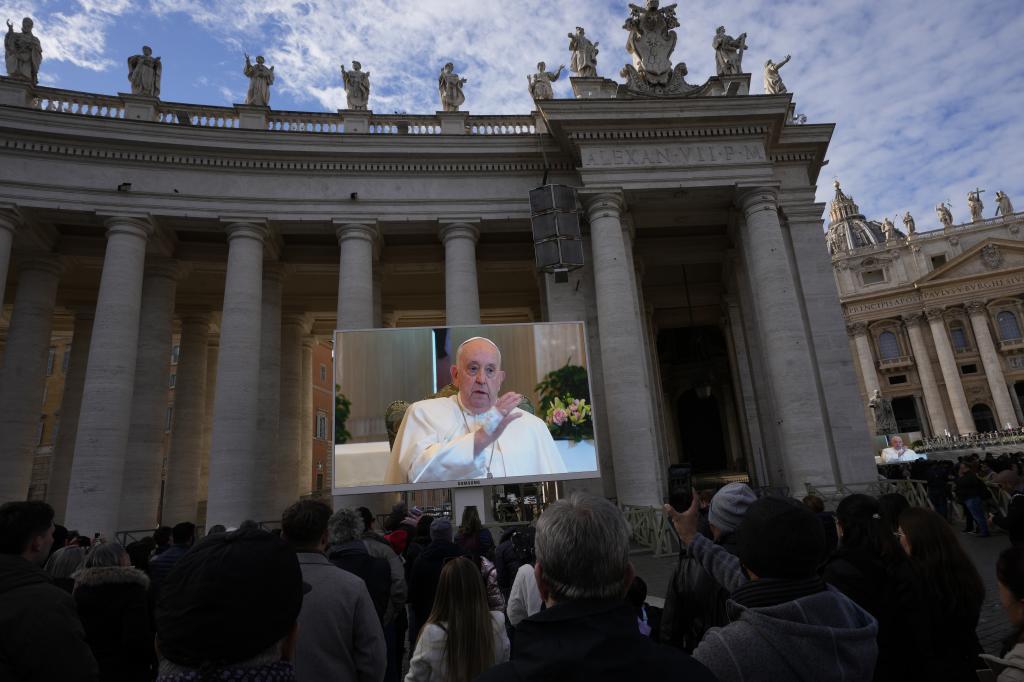 El papa Francisco aparece en una pantalla gigante colocada en la plaza de San Pedro este domingo.