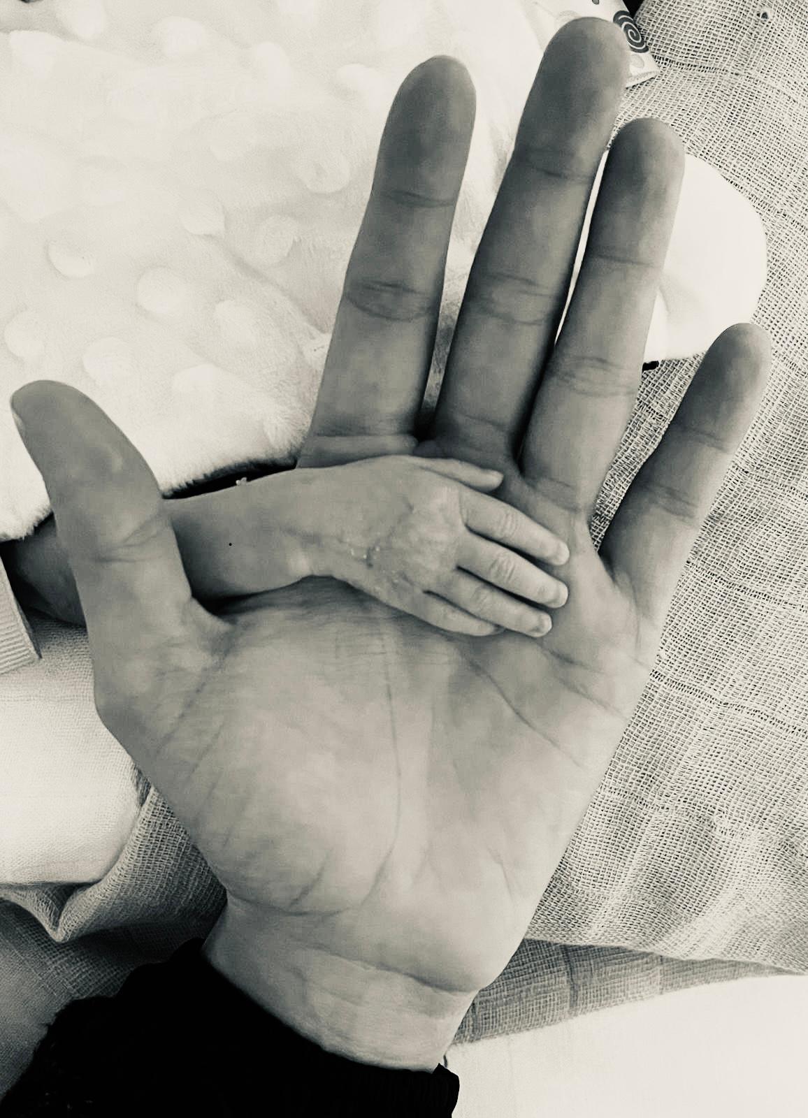 Las manos unidas de Vanessa Alzamora y su pequeña hija Paola