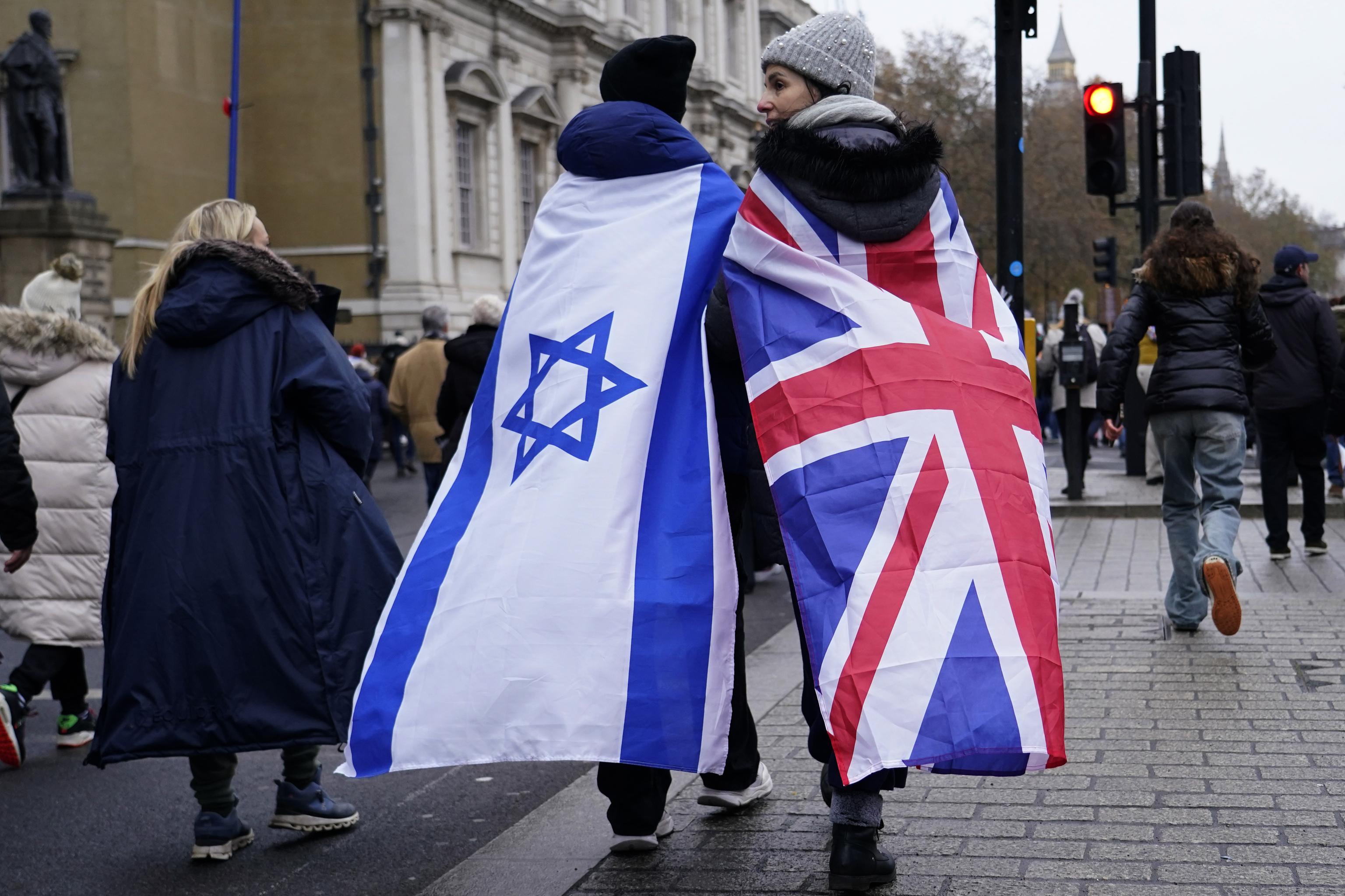 Miles de británicos se manifiestan contra el antisemitismo