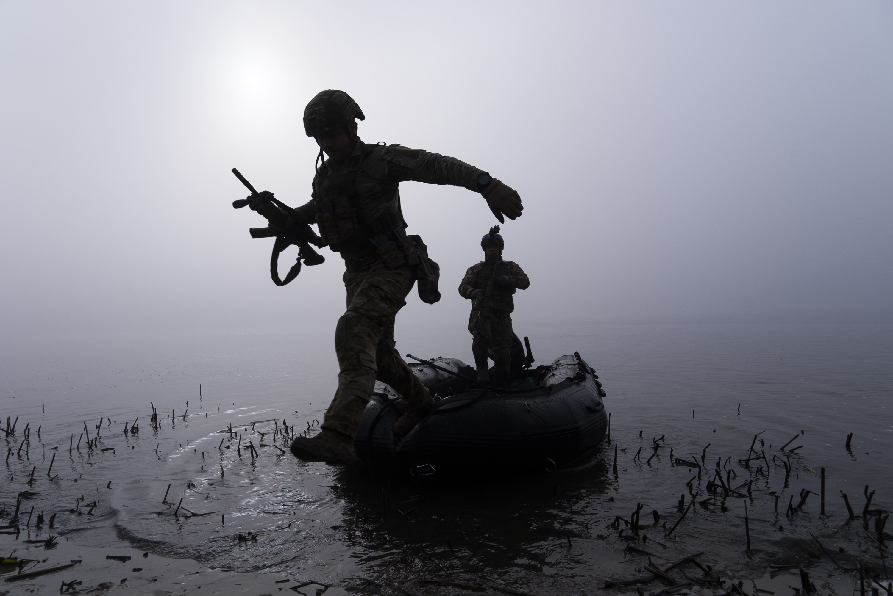 Un soldado ucraniano desembarca en la orilla izquierda del río Dnipro.