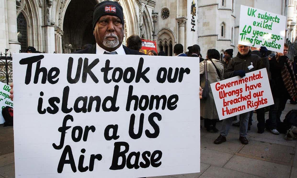 Foto de manifestantes oriundos de Chagos desplazados por las autoridades británicas en una protesta en Londres en 2016