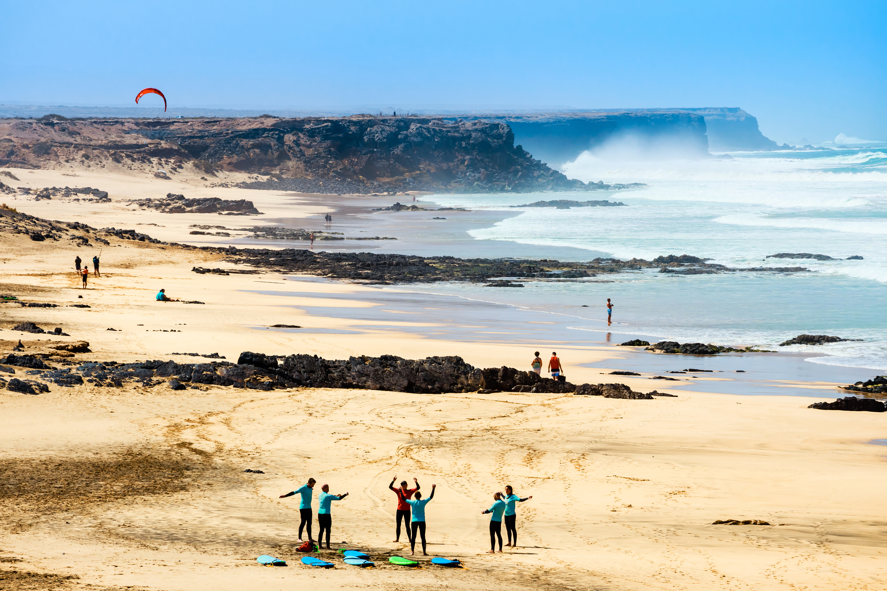 Un grupo de surfistas se prepara en las playas y acantilados que se extienden al sur del pueblo pesquero de El Cotillo