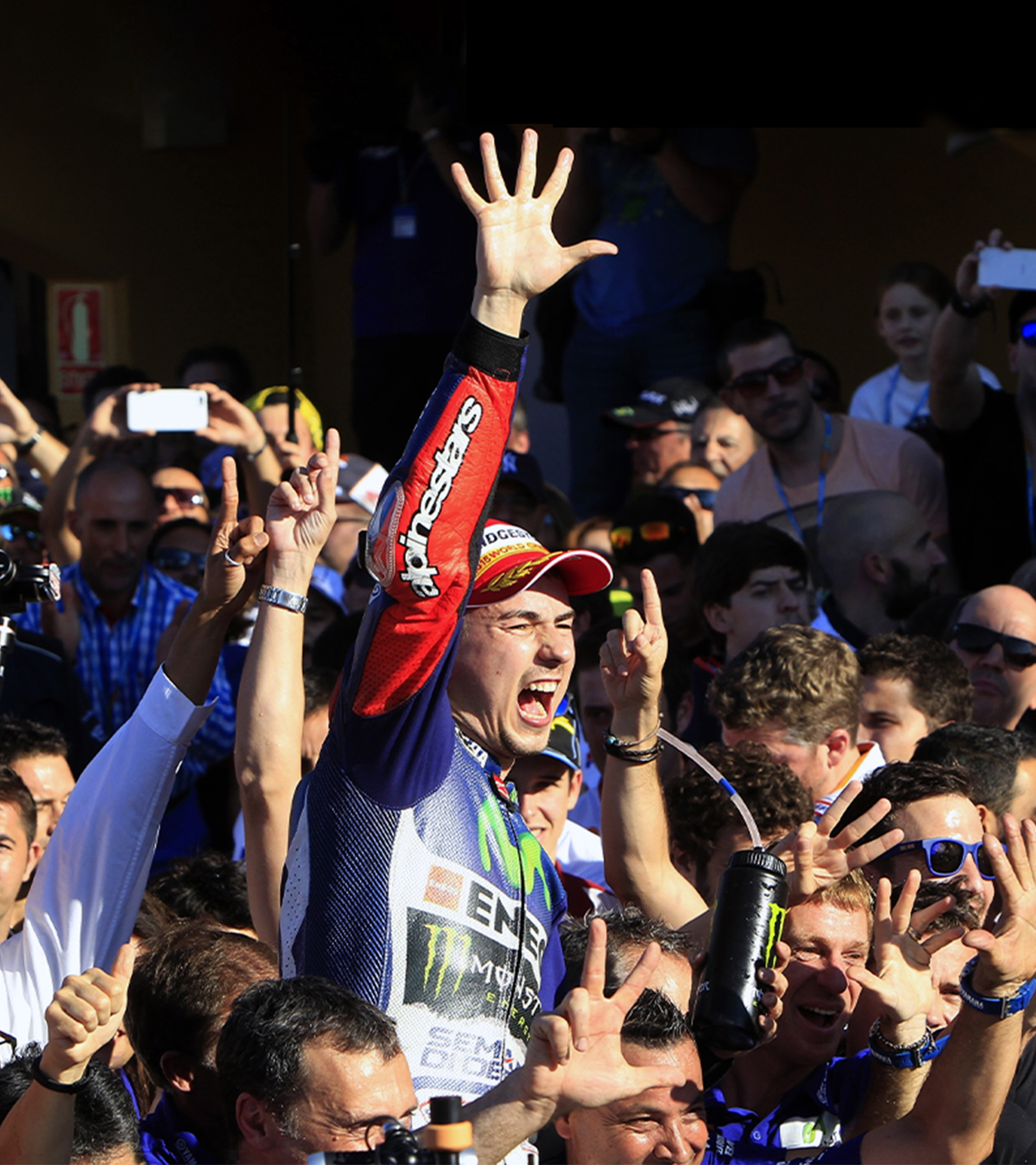 Festejando su quinto ttulo, tercero de MotoGP, en 2015.