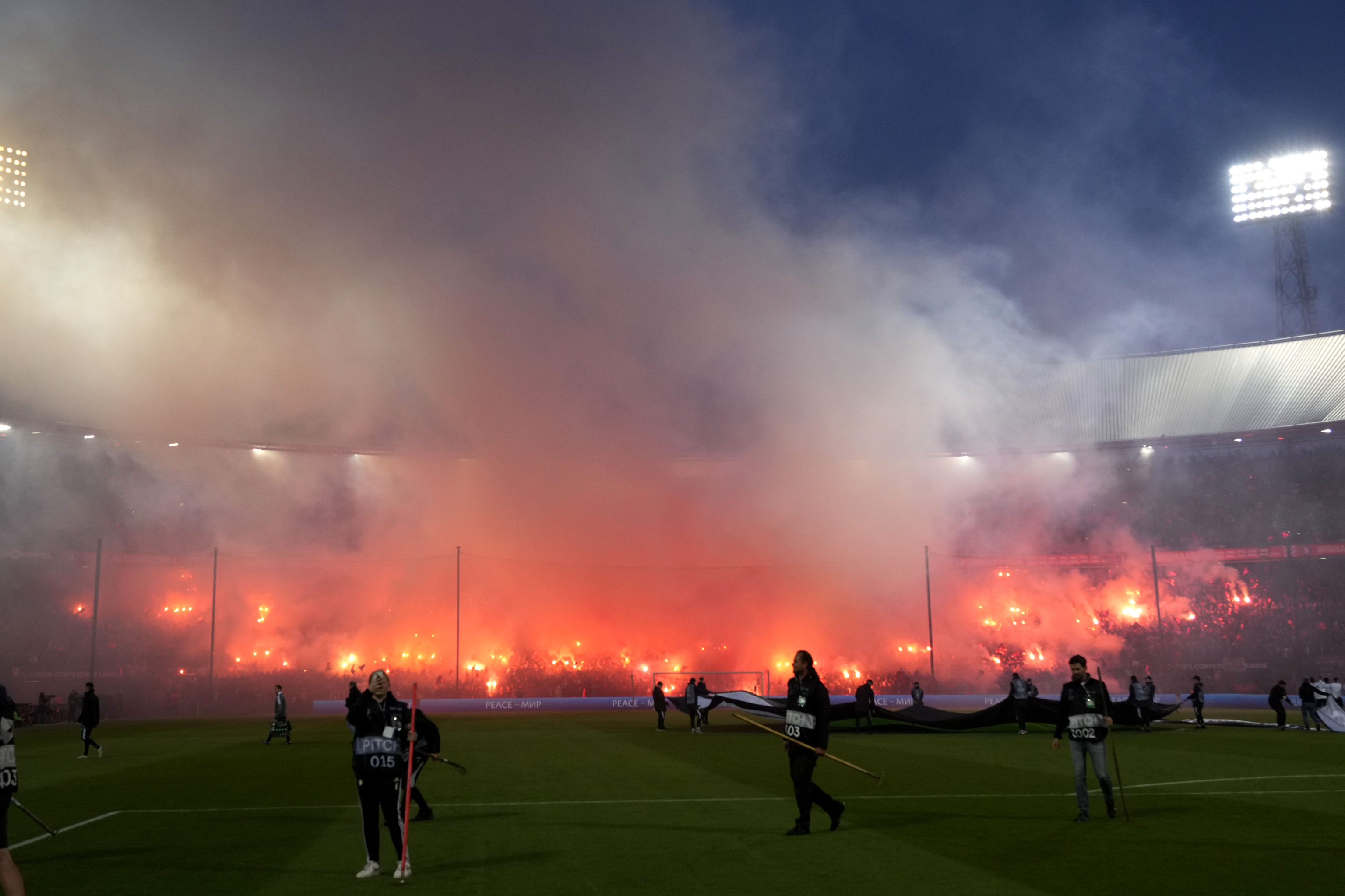 Los ultras del Feyenoord bajo decenas de bengalas en su estadio.
