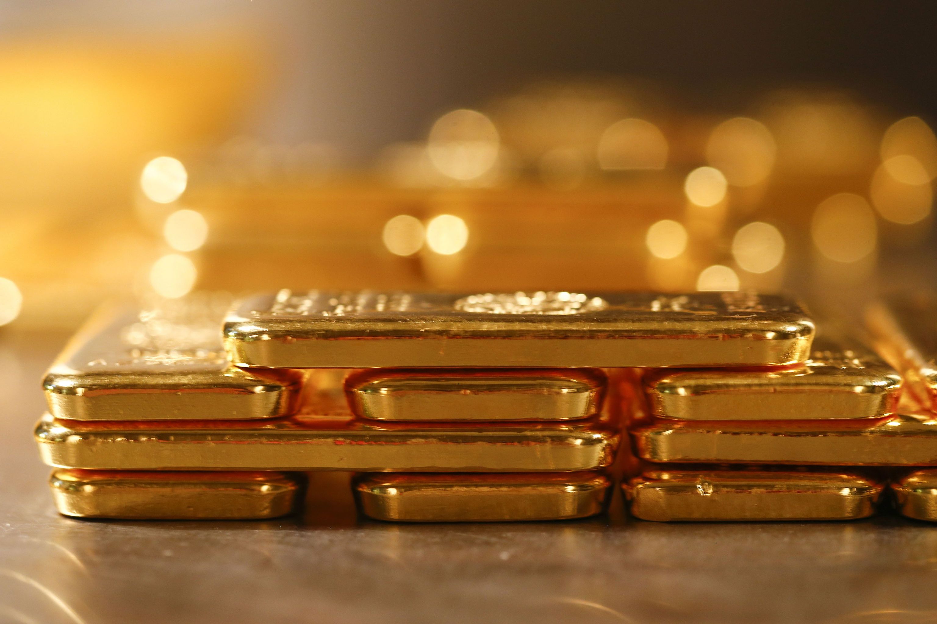 El oro señala ya al primer recorte de tipos y lo hace al borde de máximos en 2.000 dólares