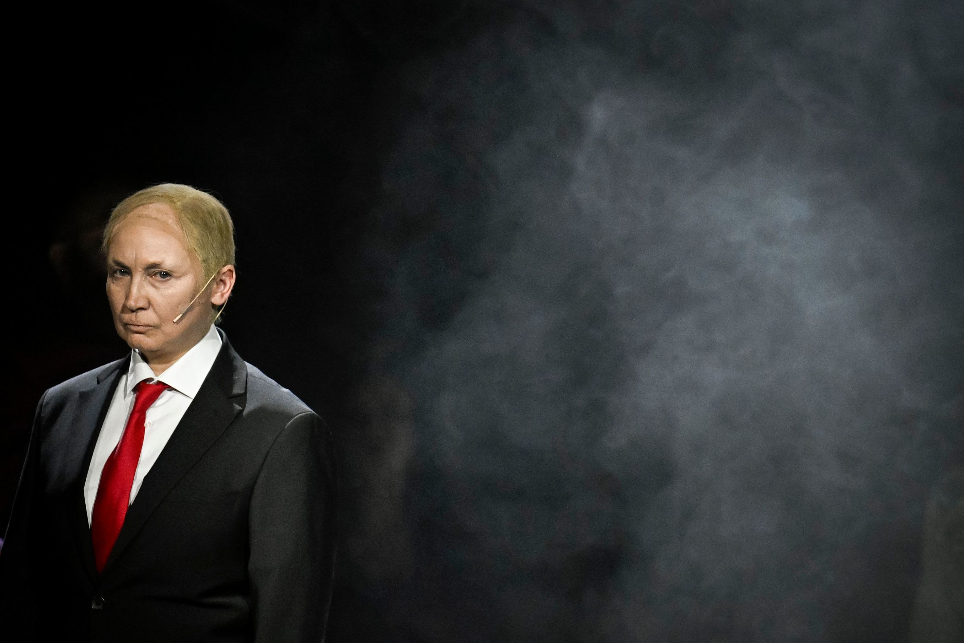 El presidente ruso Vladimir Putin y sus aliados son juzgados por crímenes de guerra en una sátira teatral