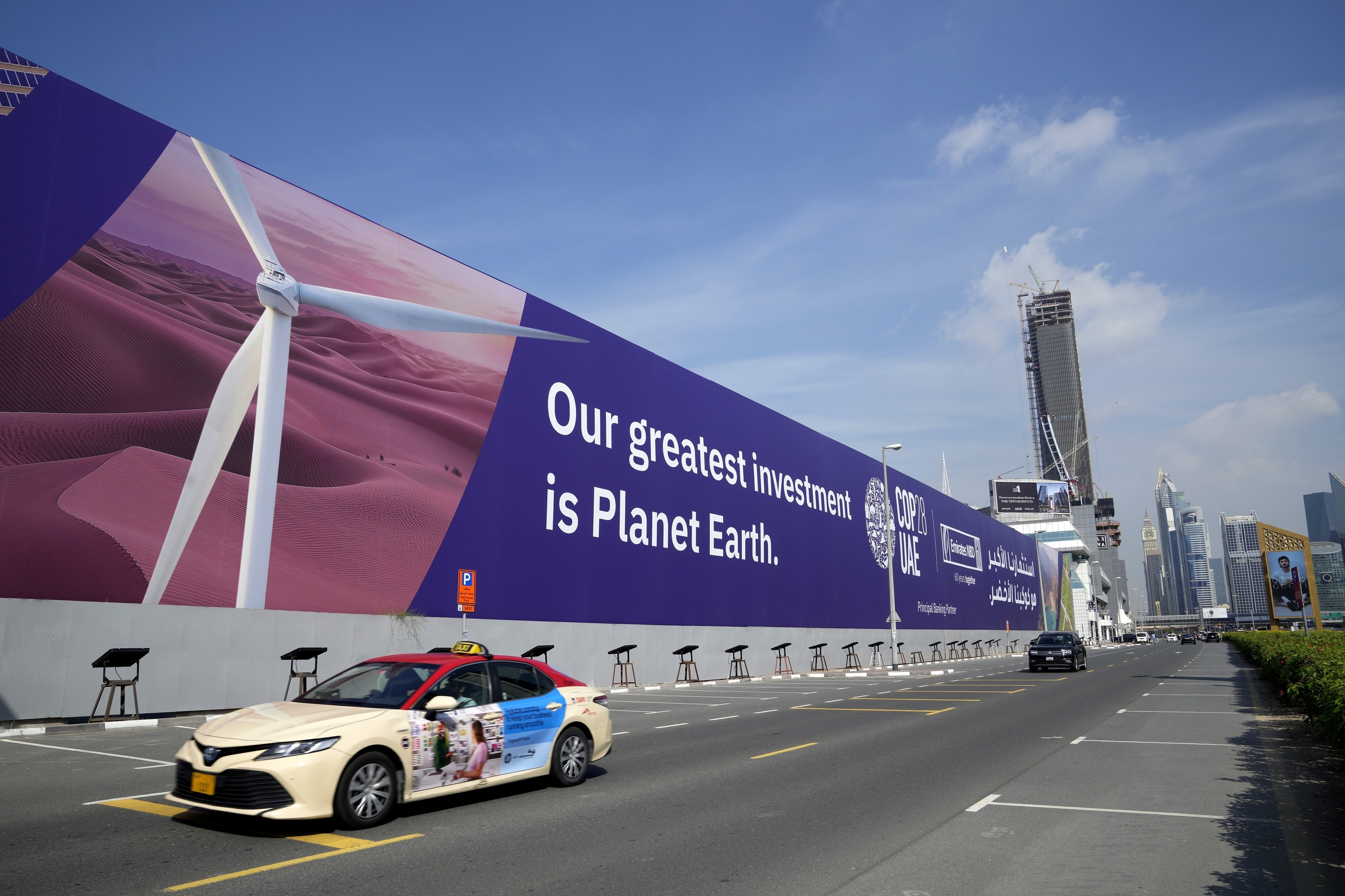 Pancarta anunciando la cumbre del clima en Dubai.