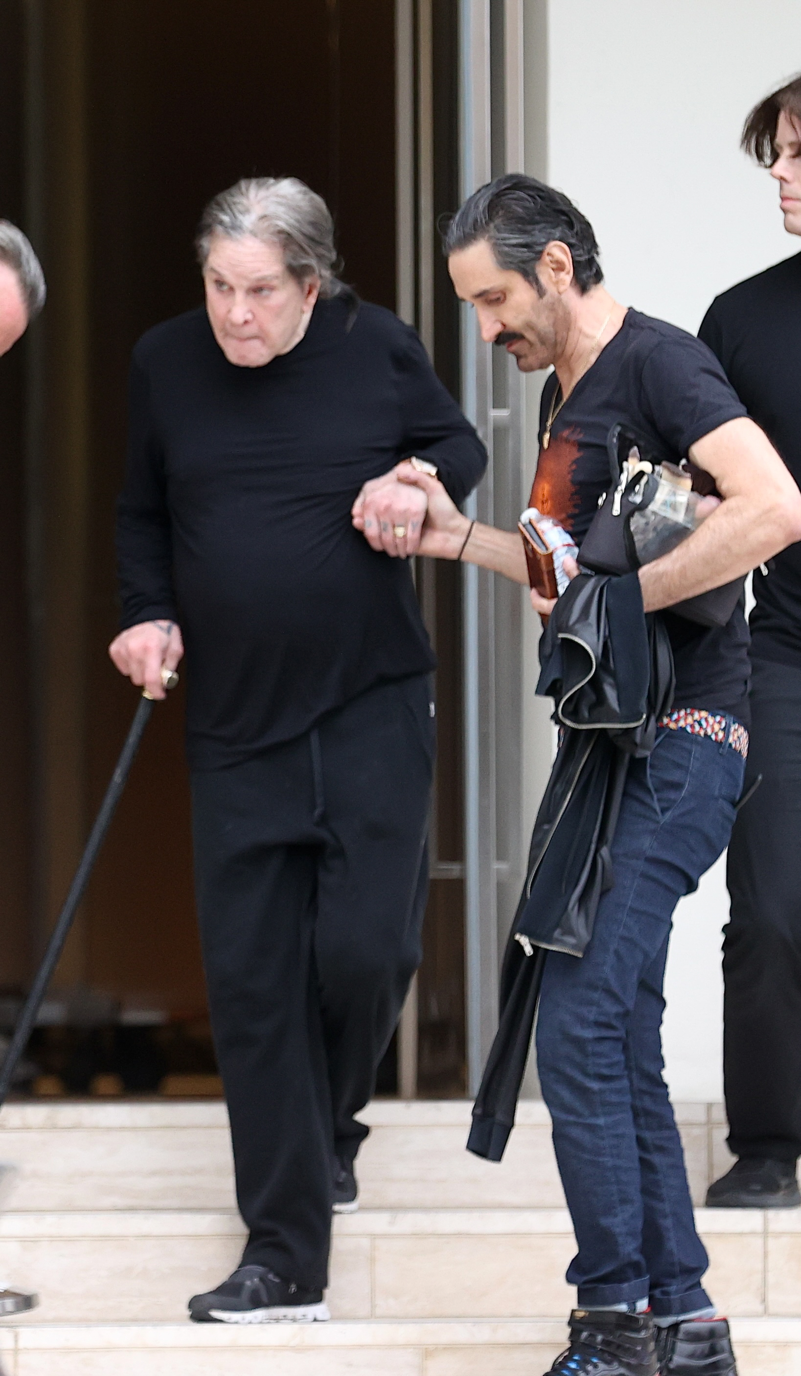 Ozzy Osbourne paseando por Los ngeles junto a un asistente