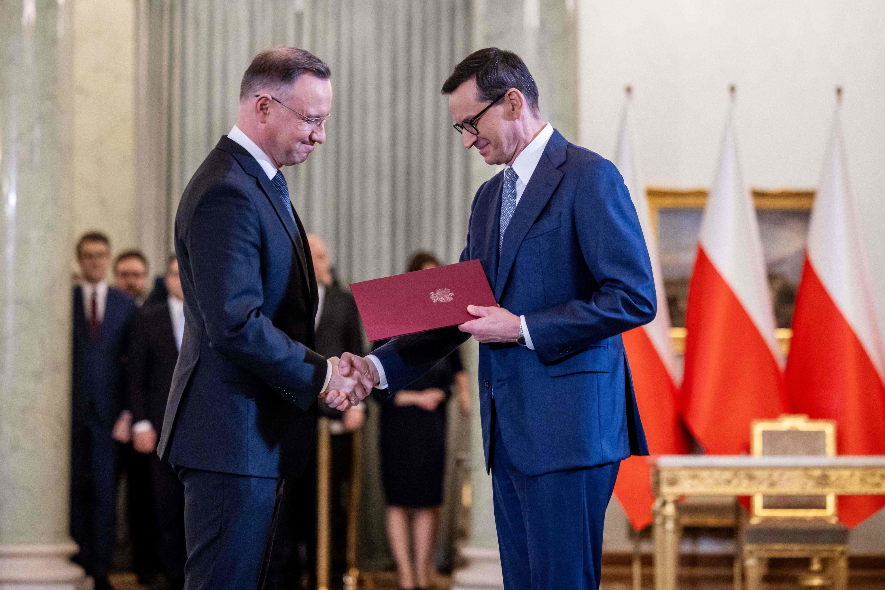 El presidente polaco junto al primer ministro entrante y saliente.