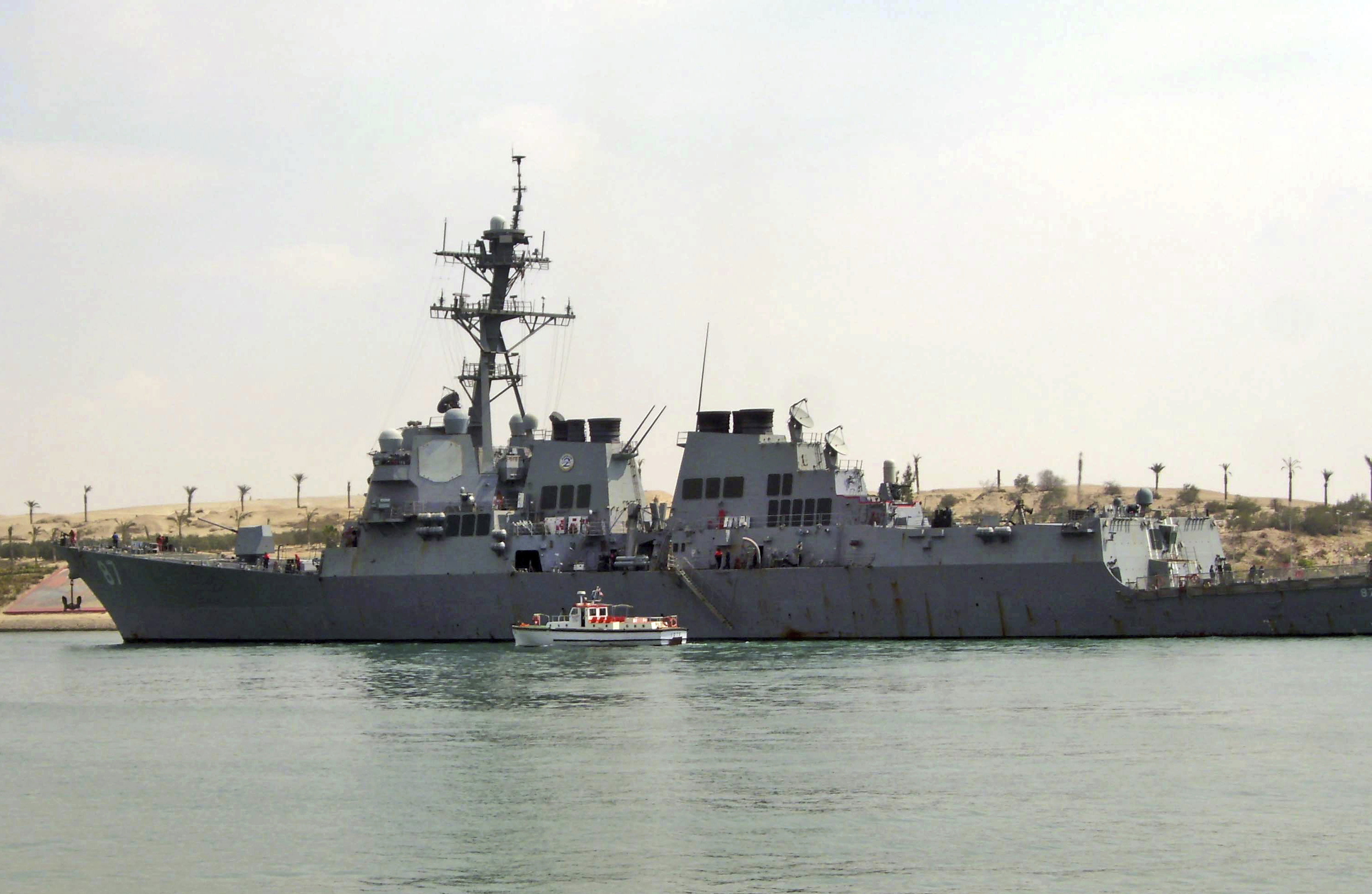 El destructor estadounidense USS Mason navega en el canal de Suez en Ismailia.