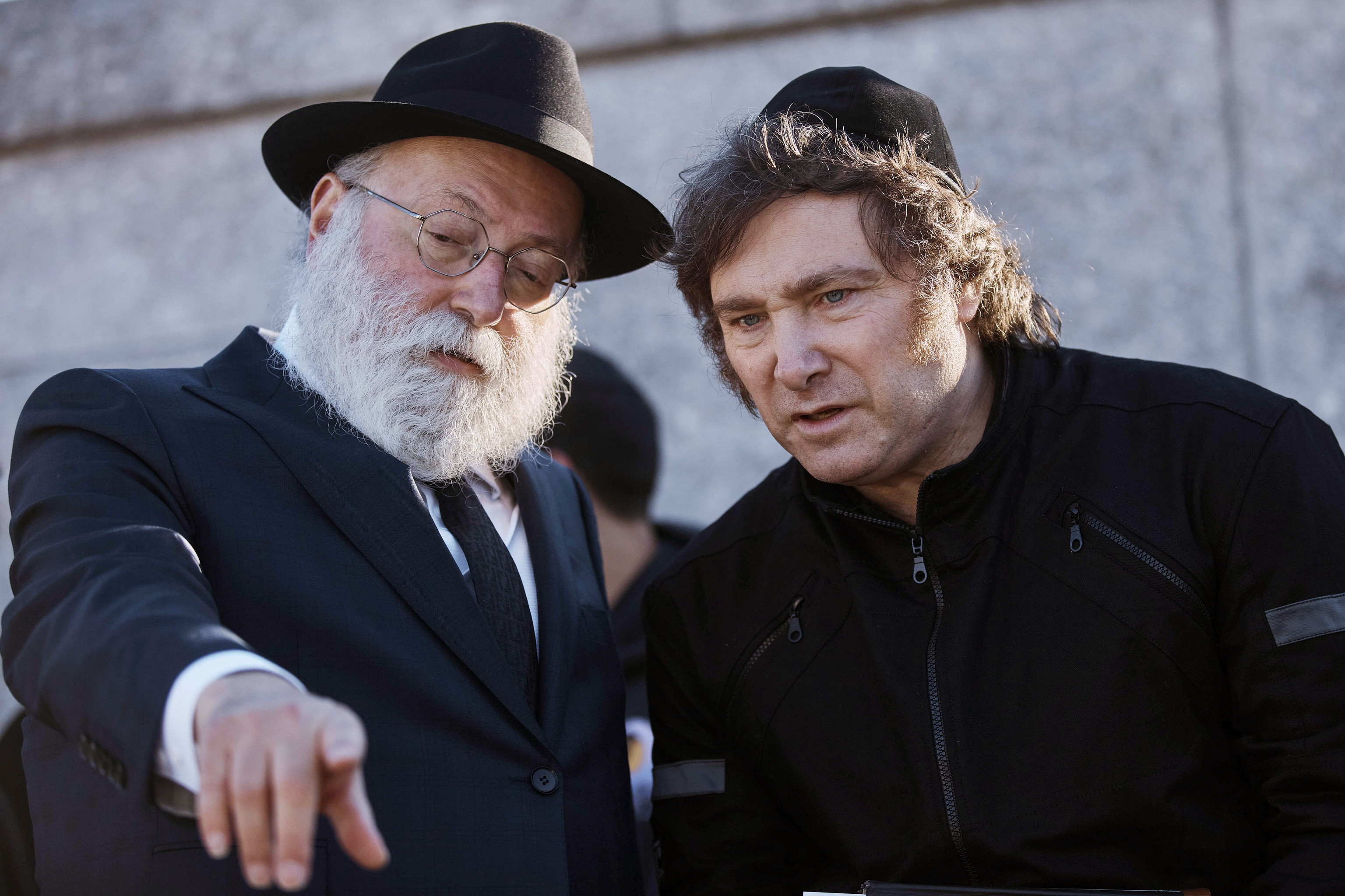 El presidente electo de Argentina, Javier Milei, visita la tumba del rabino ortodoxo Menachem Mendel Schneerson en el barrio neoyorquino de Queens.