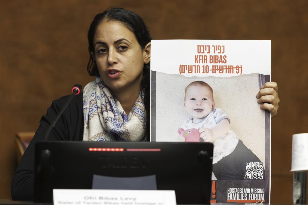 Una tía de Kfir, bebé de 10 meses secuestrado por Hamas, con su foto hace unos días