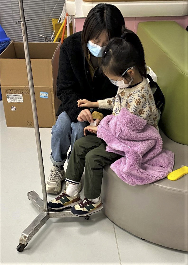 Una madre junto a su hija en el Hospital de Shangai.