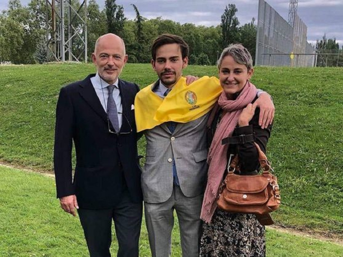 Lukas junto a sus padres, Kubrat Sajonia-Coburgo y Carla Royo-Villanova durante su graduación.