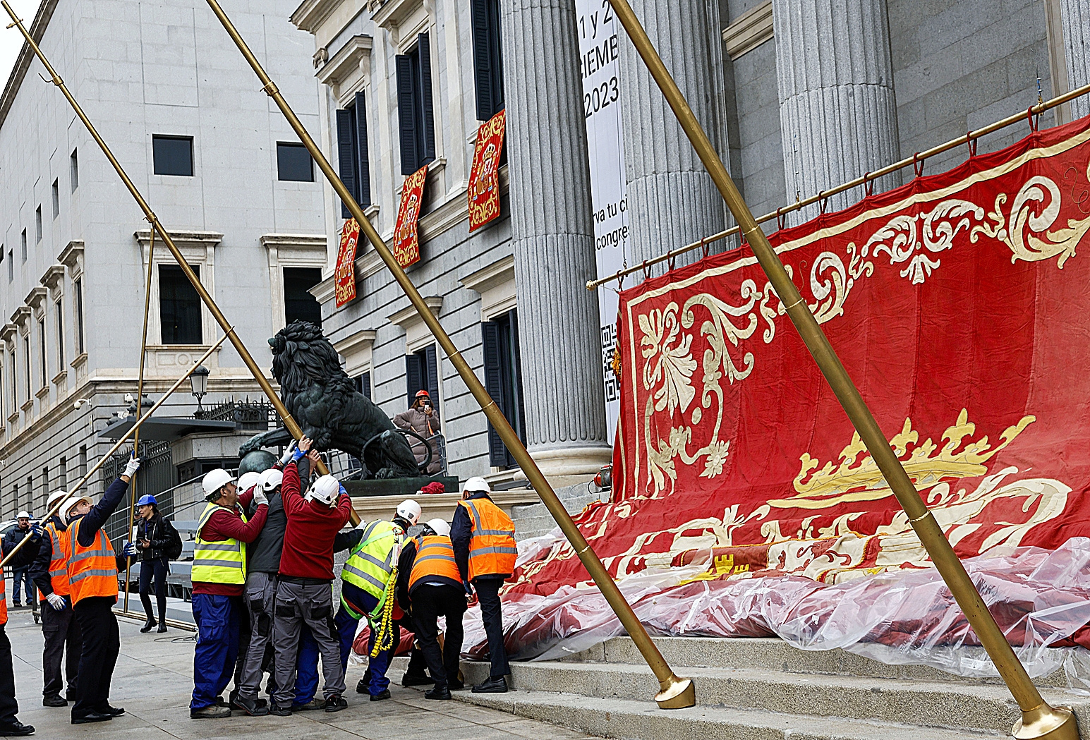 Un grupo de operarios coloca el simbólico baldaquino en la entrada del Congreso.