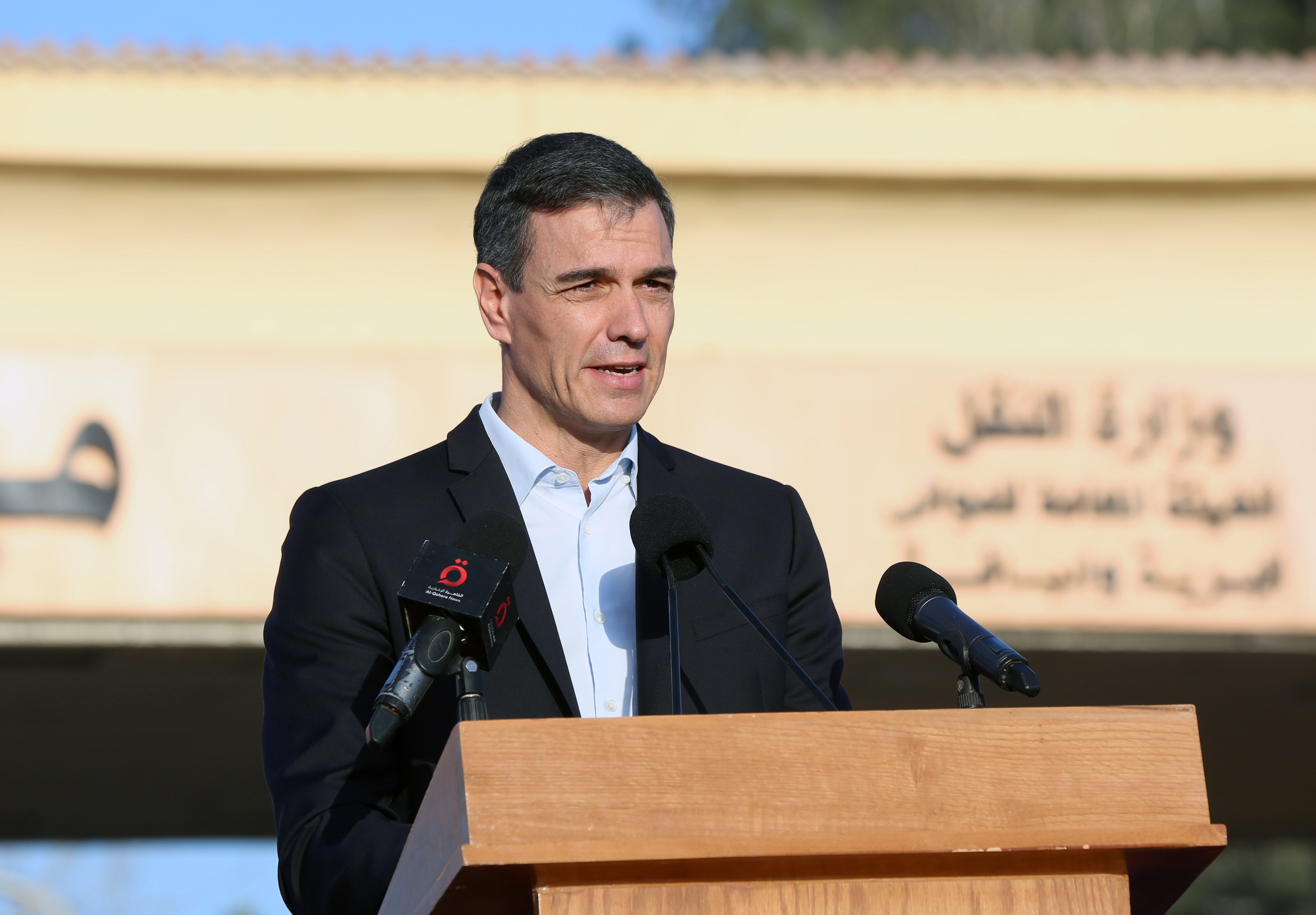 Pedro Sánchez, presidente del Gobierno, durante la rueda de prensa en el paso de Rafah.