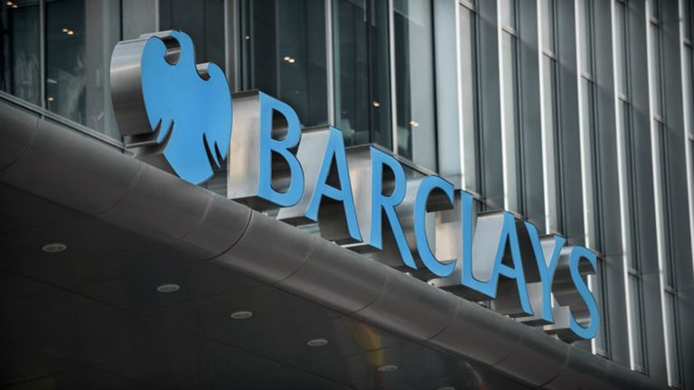 Barclays estaría planeando eliminar a miles de clientes de su banca de inversión para ahorrar 1.155 millones