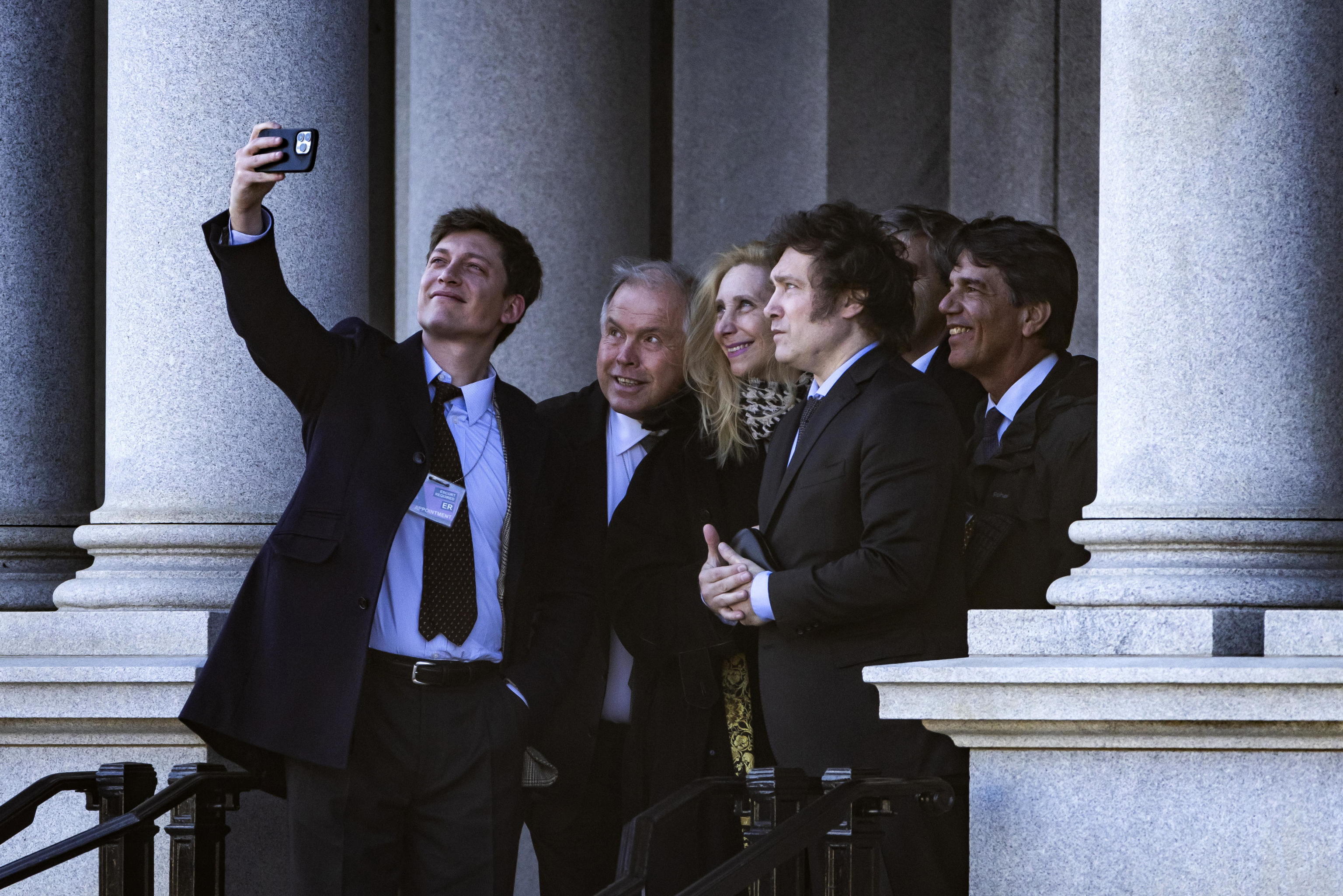 Javier Milei con su equipo de trabajo en la Casa Blanca.