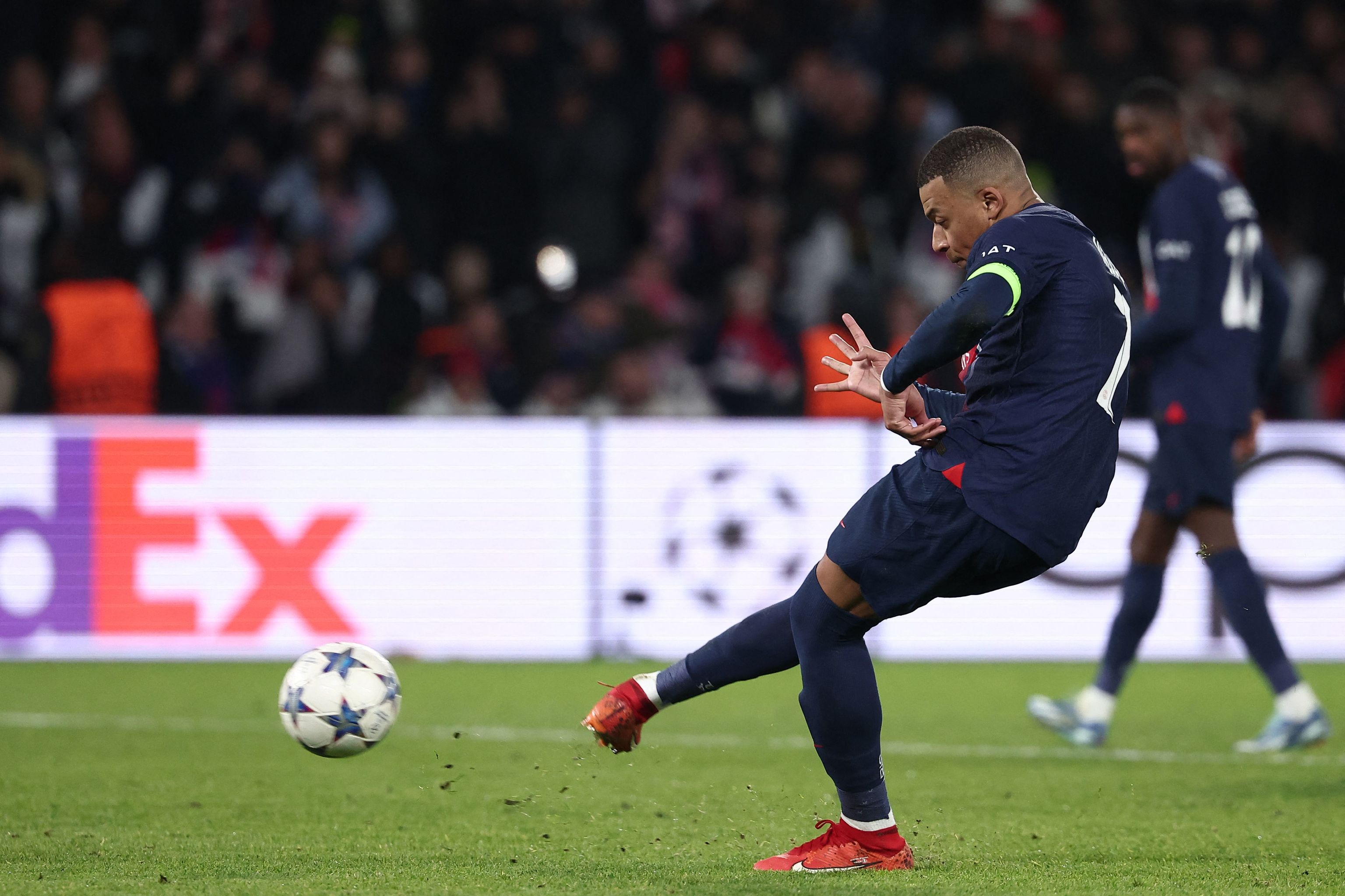 Mbappé lanza el penalti que valió un punto para el PSG.