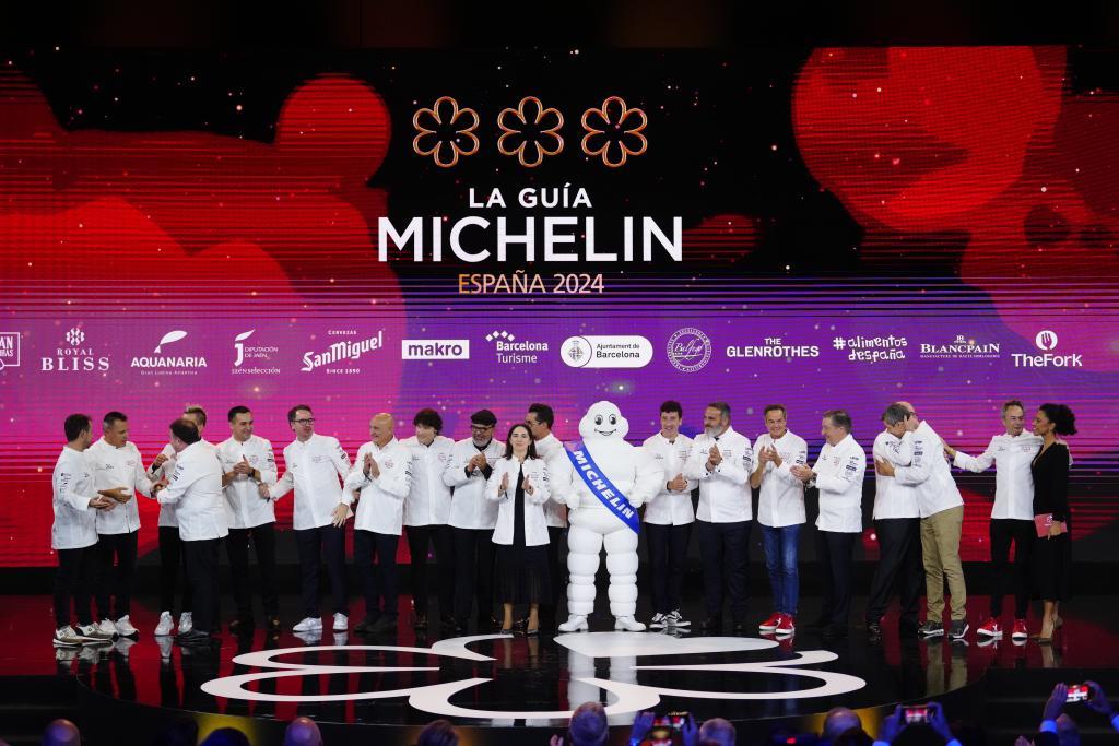 Foto de familia de los cocineros que han recibido 3 estrellas Michelín durante la gala de las estrellas Michelin 2024.