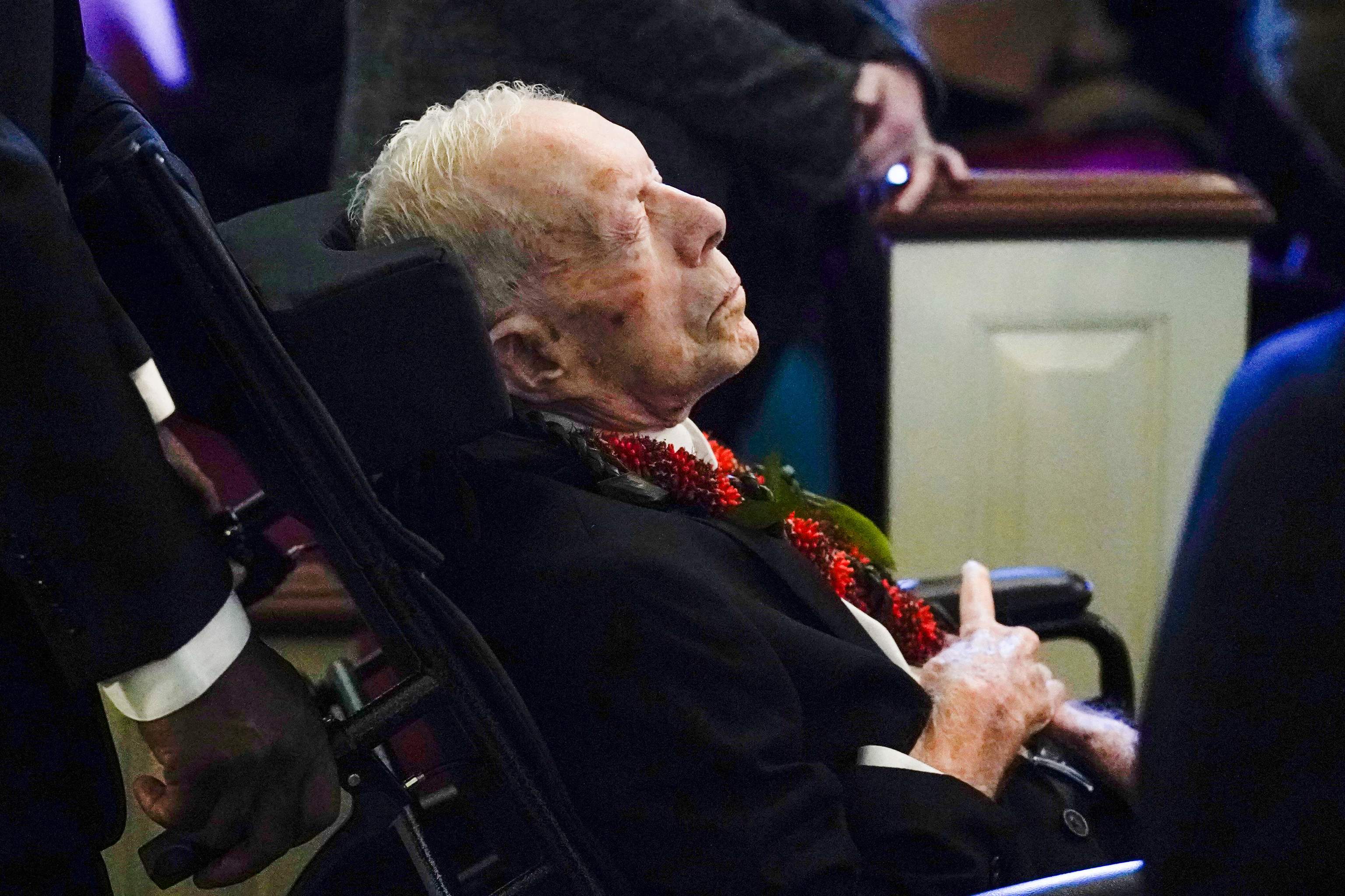 Jimmy Carter llega al funeral de su esposa Rosalynn Carter.
