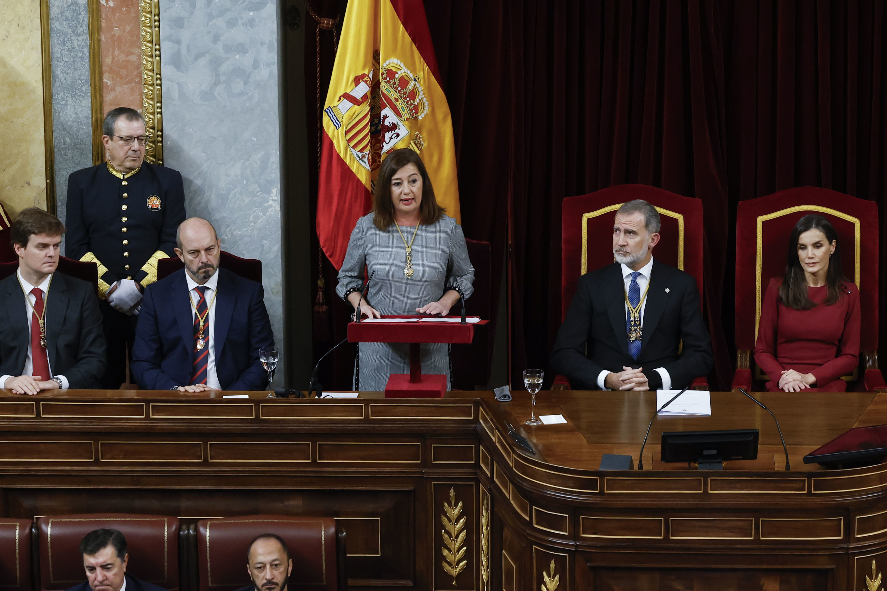 Francina Armengol, presidenta del Congreso, junto a los Reyes, en la apertura solemne de la legislatura.
