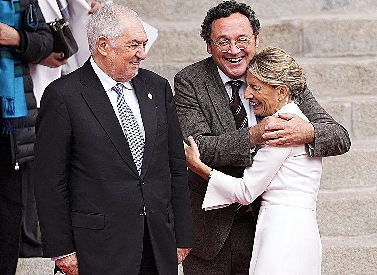 Álvaro García Ortiz abraza a Yolanda Díaz junto a Cándido Conde Pumpido.