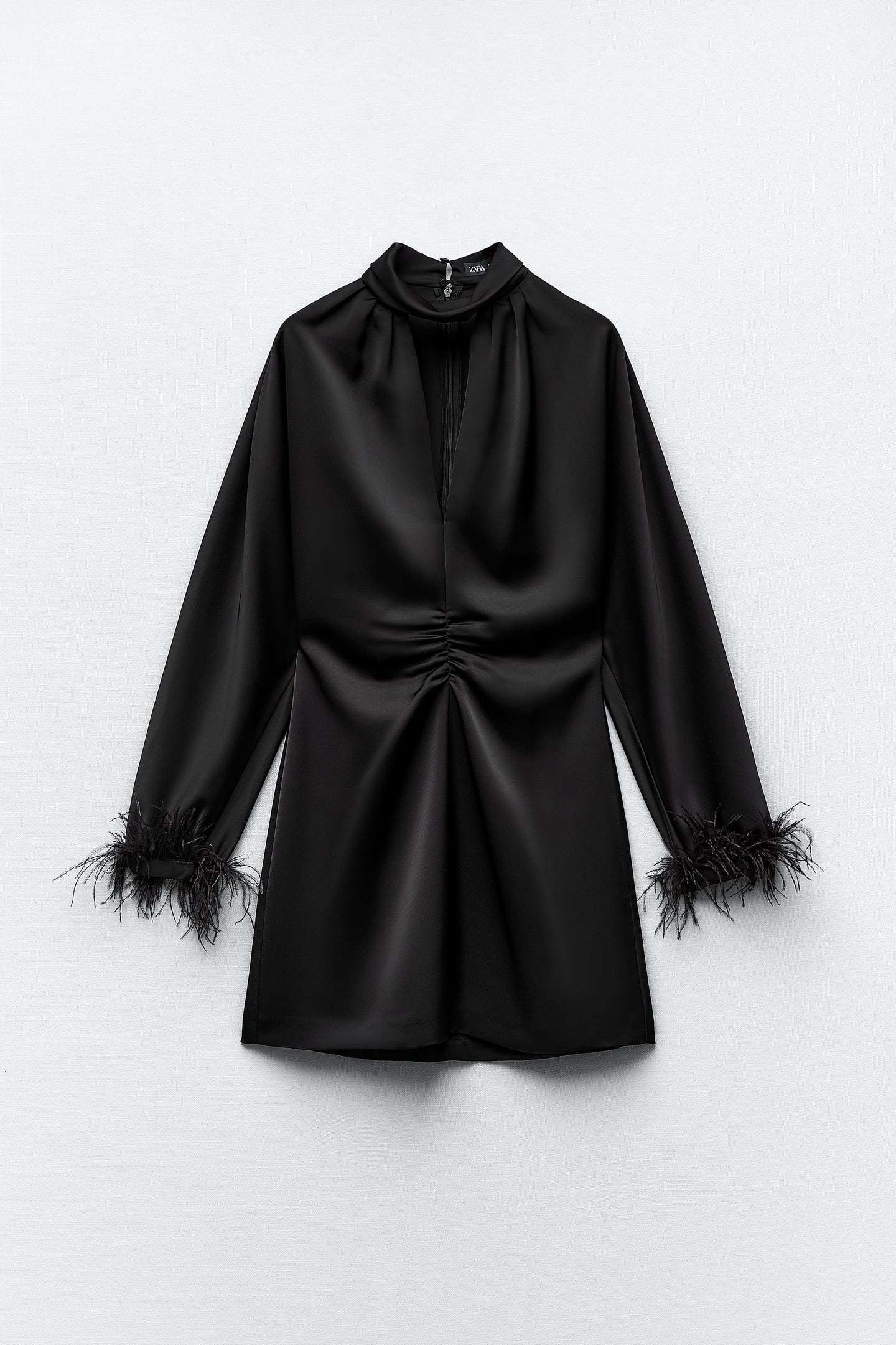 Estos son los vestidos de Zara de nueva temporada: corto satinado con plumas