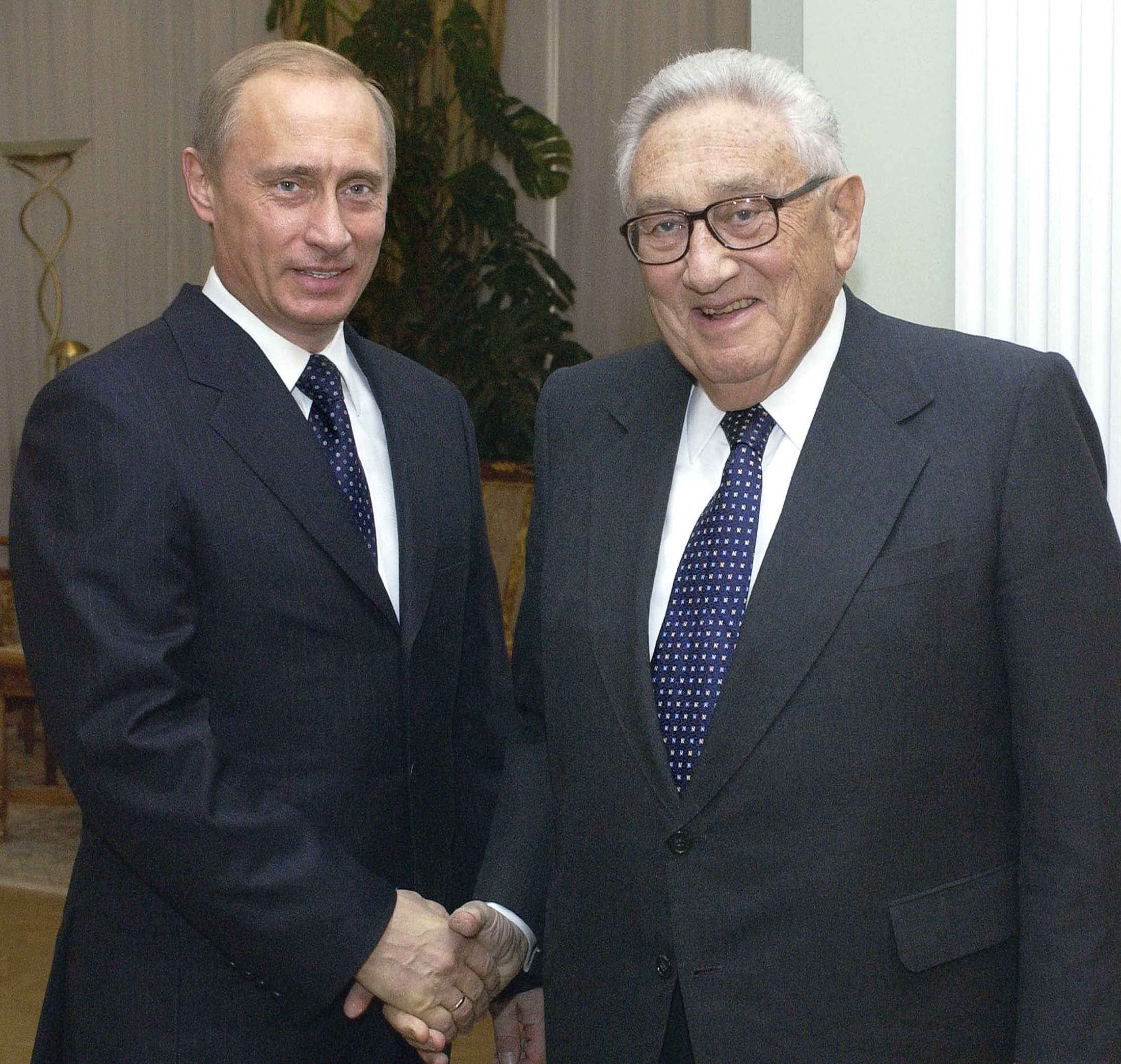 El presidente ruso Vladimir Putin (izq.) da la bienvenida al exsecretario de Estado estadounidense Henry Kissinger en su oficina en Moscú el 2 de marzo de 2004