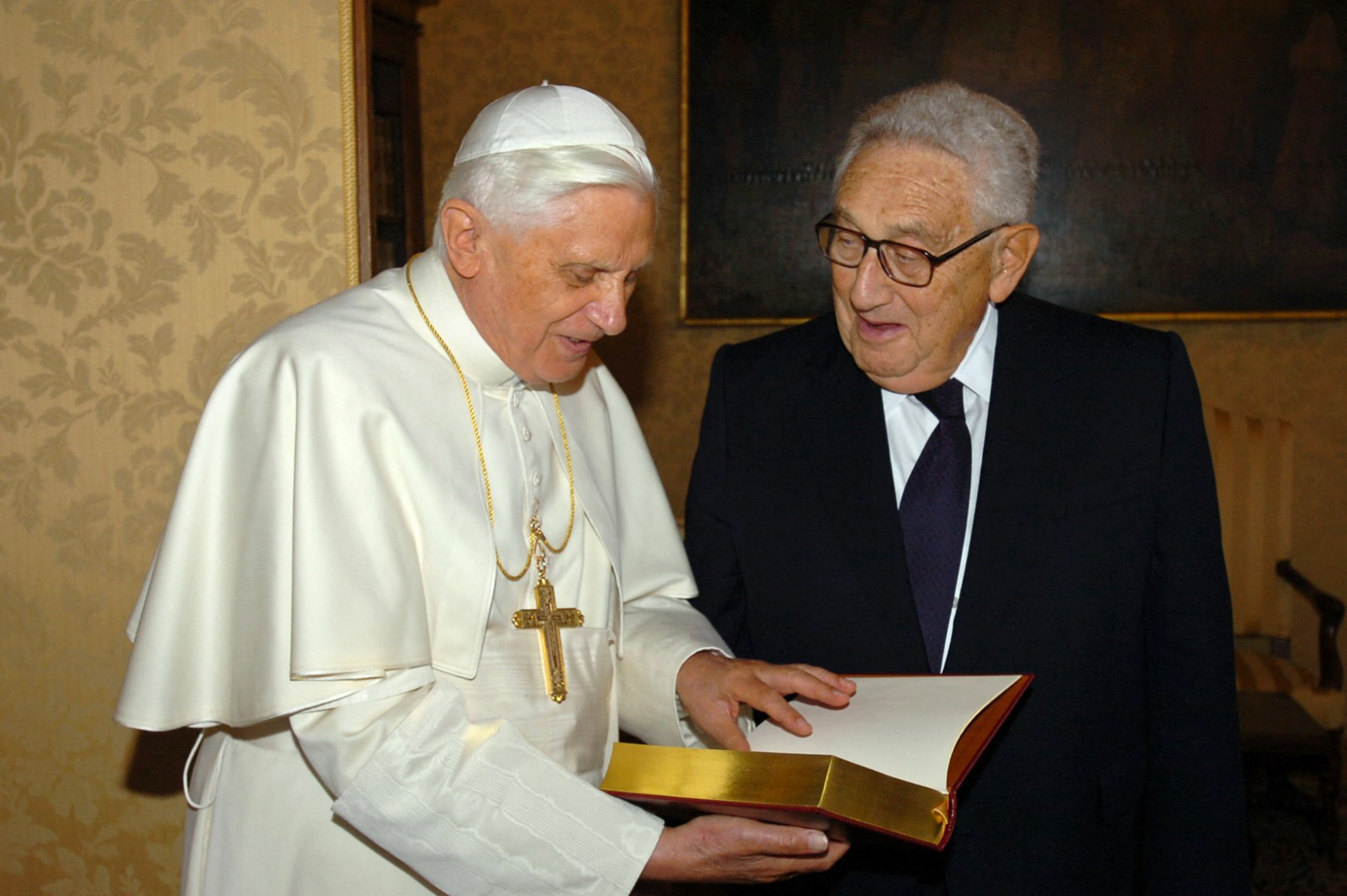 Kissinger y el Papa Benedicto XVI, durante una reunión privada en su residencia de verano en Castelgandolfo, el 28 de septiembre de 2006