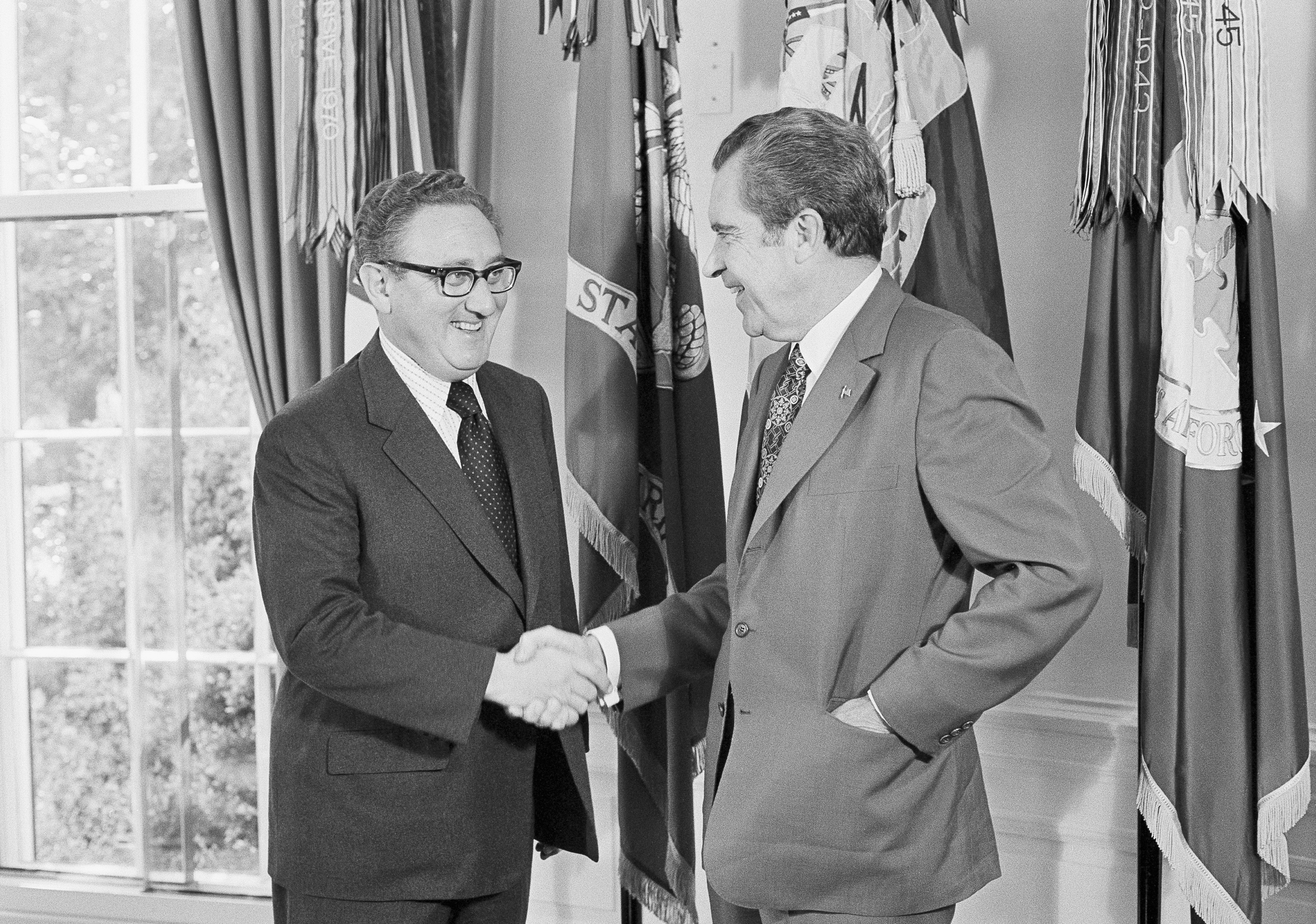 Richard Nixon felicita Kissinger después de que el secretario ganara el Premio Nobel de la Paz en 1973, en el Despacho Oval de la Casa Blanca en Washington, el 16 de octubre de 1973