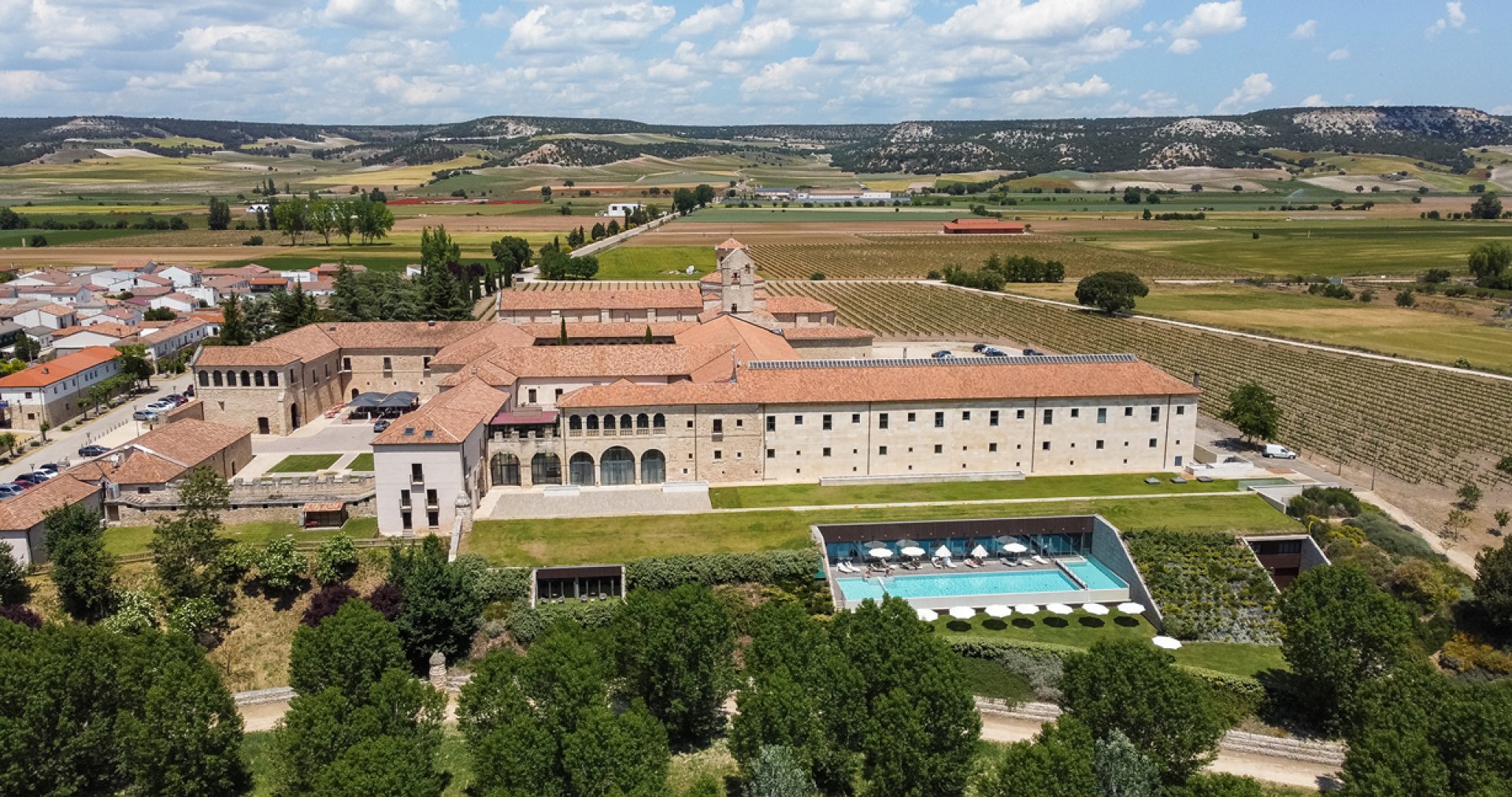 Vista aérea del hotel Castilla Termal Monasterio de Valbuena en la 'milla de oro' del vino de la Ribera del Duero.