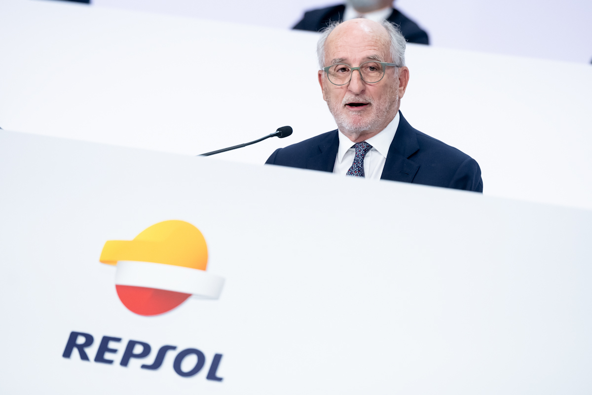 El presidente de Repsol: «Si tenemos impuestos que no tienen Portugal ni Francia,  nuestra decisión será irnos allí»