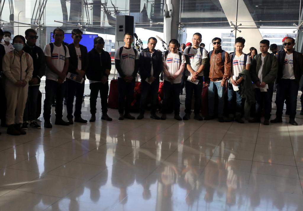 EL primer grupo de rehenes tailandeses liberados, en el aeropuerto de Bangkok este jueves.
